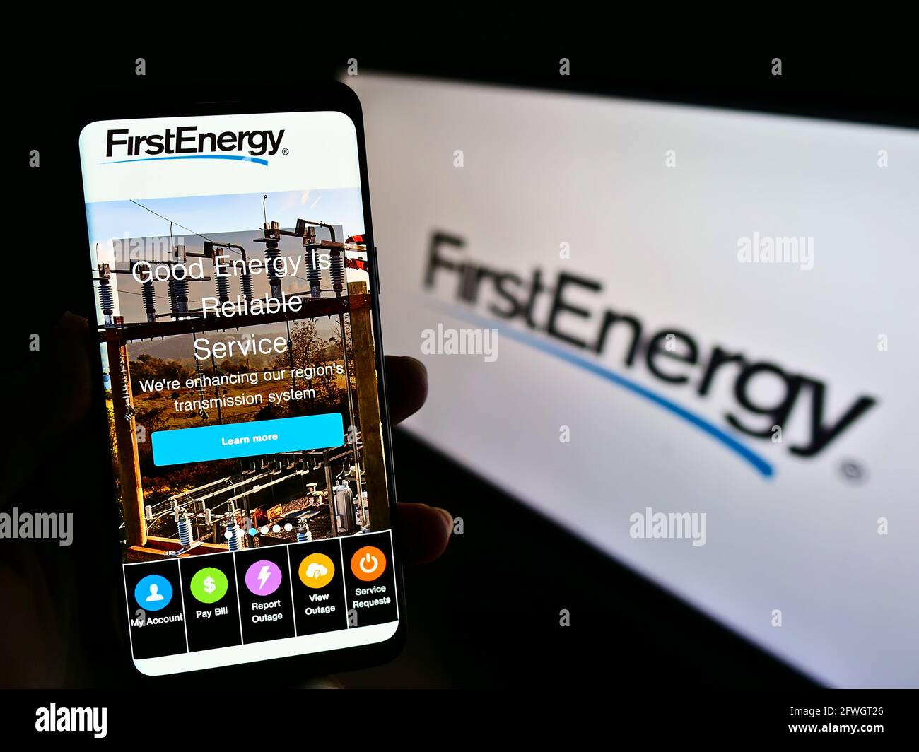 Personne tenant un smartphone avec le site Web de la société américaine d'électricité FirstEnergy Corp. À l'écran devant le logo. Concentrez-vous sur le centre de l'écran du téléphone. Banque D'Images