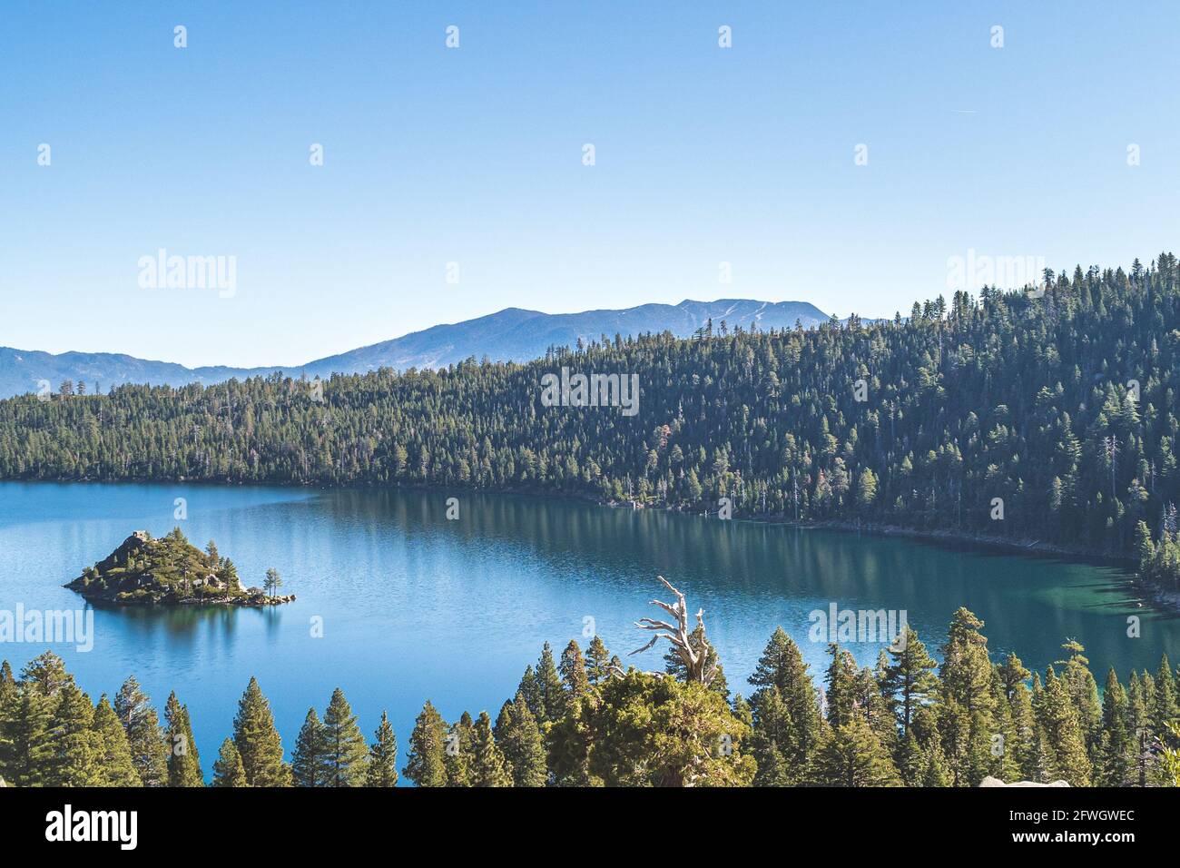Emerald Bay, Lake Tahoe, Californie avec vue sur l'île de Fannette par beau soleil. Eau bleue avec réflexions Banque D'Images