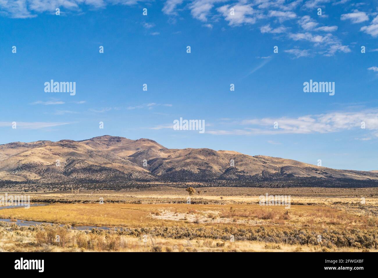 Magnifique paysage de collines arides de Rolling dans le nord de la Californie contre les nuages et le ciel bleu Banque D'Images