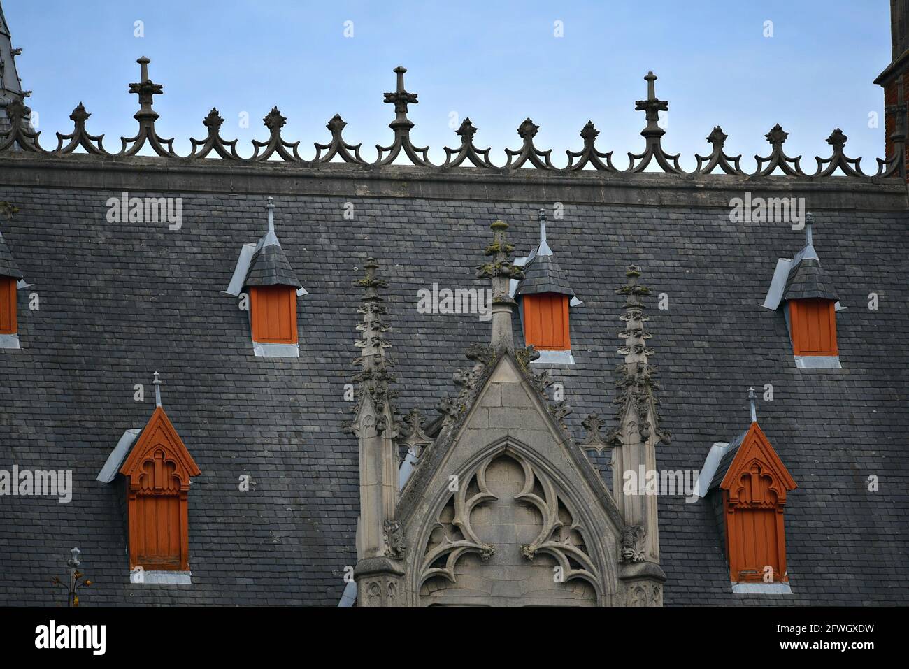 Décor architectural en ardoise de style gothique sur le toit de l