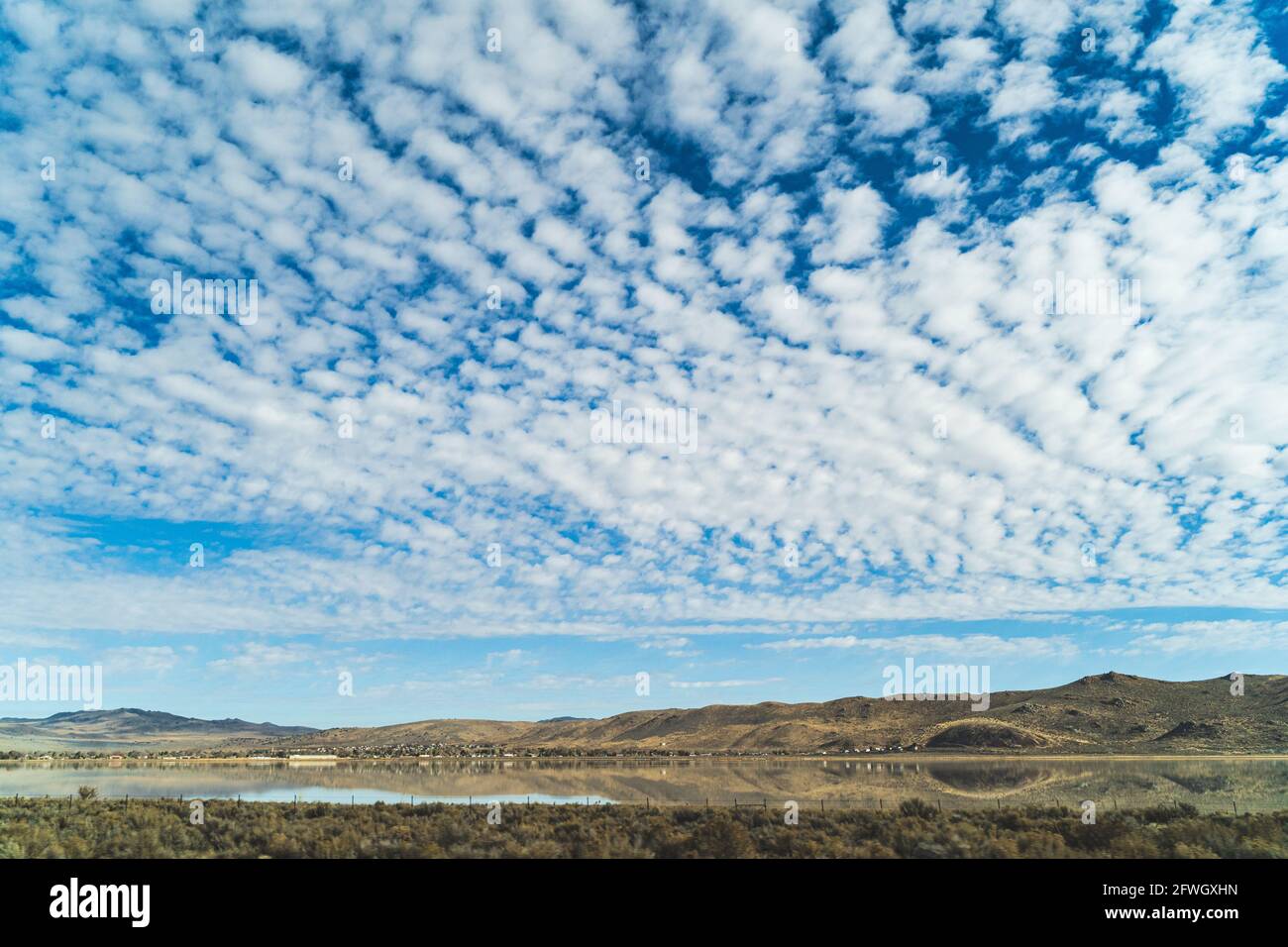 Magnifique paysage de collines arides de Rolling dans le nord de la Californie contre les nuages et ciel bleu sur le lac Banque D'Images