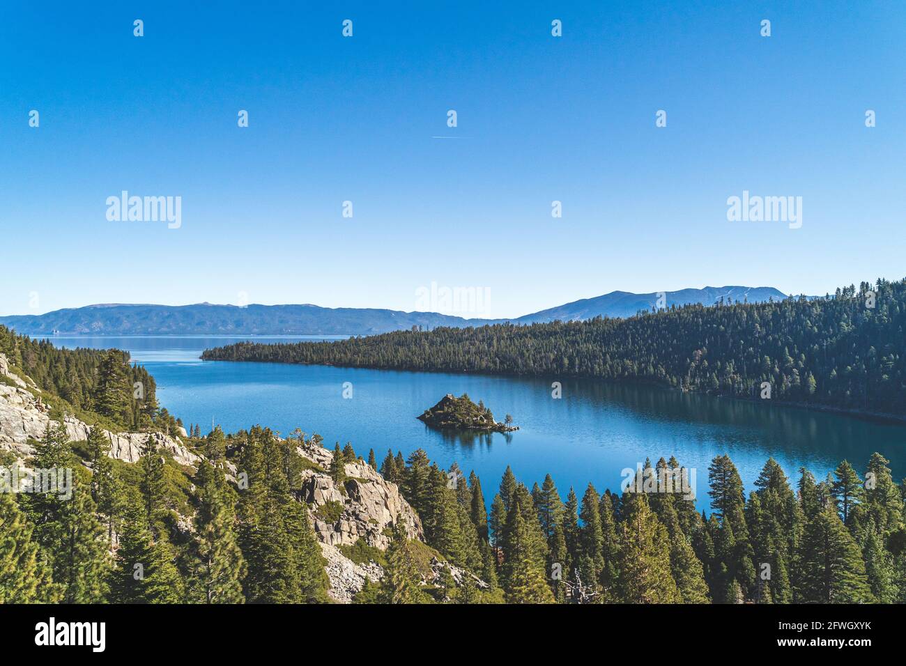 Emerald Bay, Lake Tahoe, Californie avec vue sur l'île de Fannette par temps clair Banque D'Images