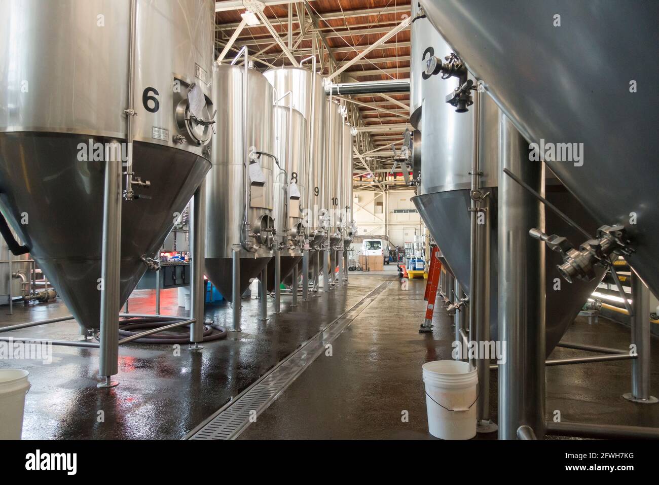Comptoirs de bière dans une micro-brasserie (brasserie artisanale) - États-Unis Banque D'Images