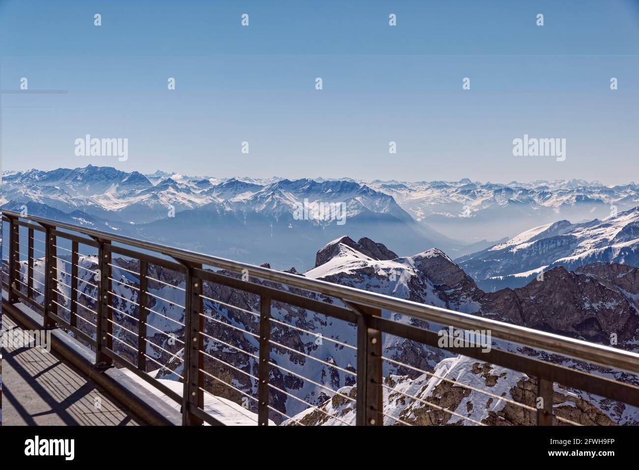 Terrasse balcon santis, surplombant le paysage de montagne imposant, dans la journée avec le soleil lumineux et ciel sans nuages, les montagnes suisses sont populaires de Banque D'Images