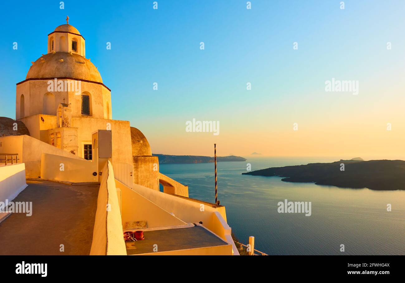 Île de Santorin en Grèce au coucher du soleil. Paysage avec la mer Égée Banque D'Images