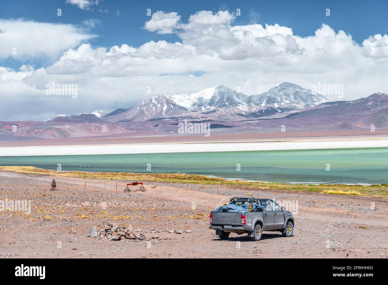 Lac salé de haute altitude Laguna Santa Rosa avec volcan Nevado Tres Cruces en arrière-plan à Atacama, Chili Banque D'Images