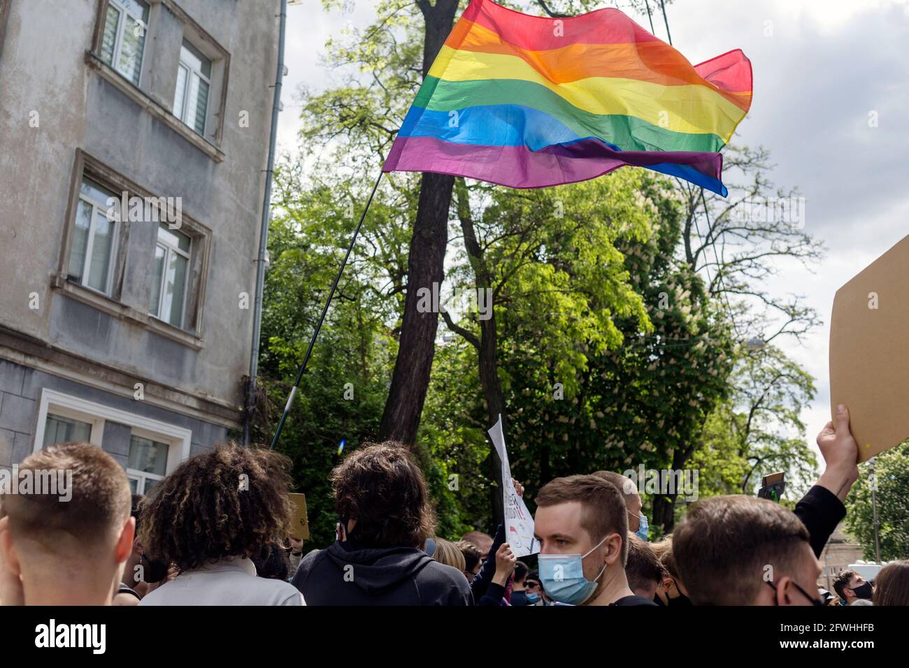 KIEV, UKRAINE - Mai 21 2021: LGBT - le drapeau sur l'action de protestation contre l'abus de pouvoir de la police. Banque D'Images