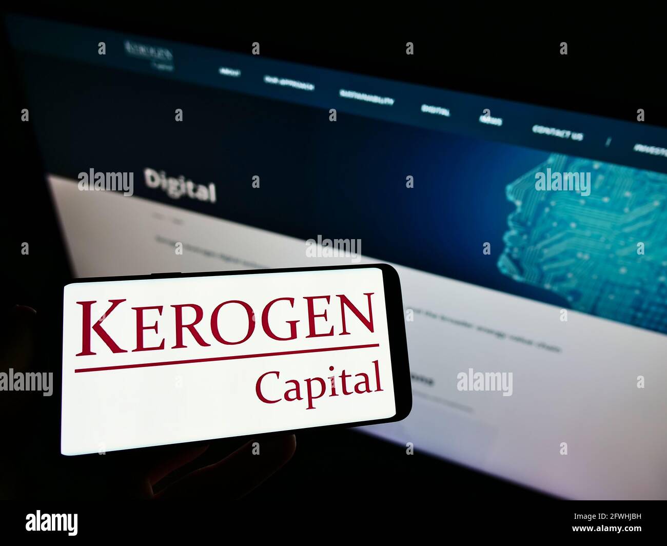 Personne tenant un téléphone portable avec le logo de la société asiatique de capital-investissement Kerogen Capital (Hong Kong) sur l'écran devant le site Web. Mise au point sur l'affichage du téléphone. Banque D'Images