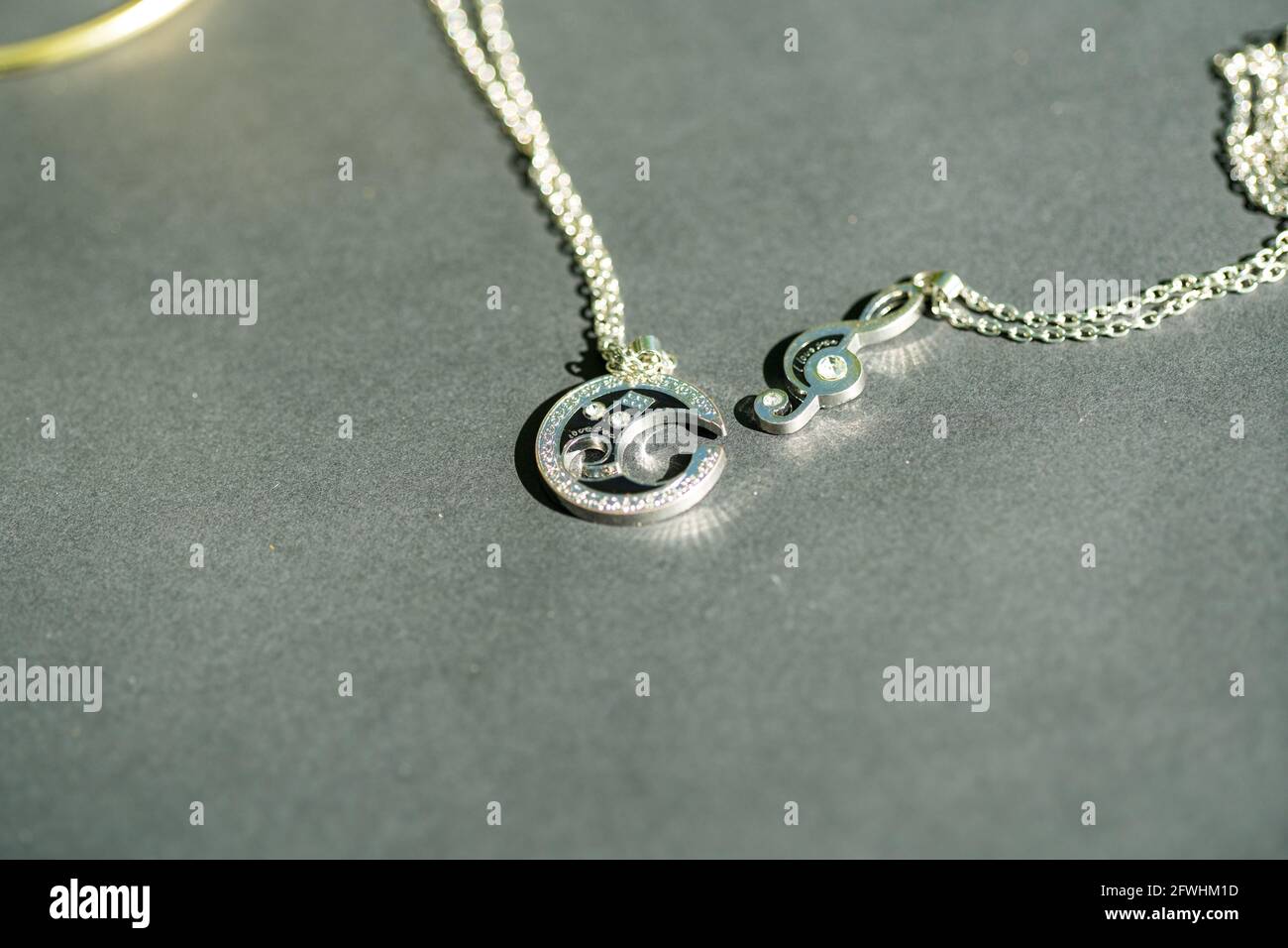 Couple ensemble pendentif collier pour les amoureux de tirer en plein air dans une journée ensoleillée de gros plan. Mise au point sélective Banque D'Images