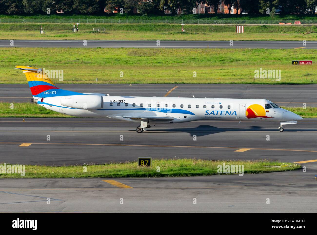 Satena Embraer 145 taxis à l'aéroport international El Dorado (BOG / SKBO) en provenance de Medellin (EOH). Avion immatriculé sous le nom de HK-4535 pour un colombien Banque D'Images