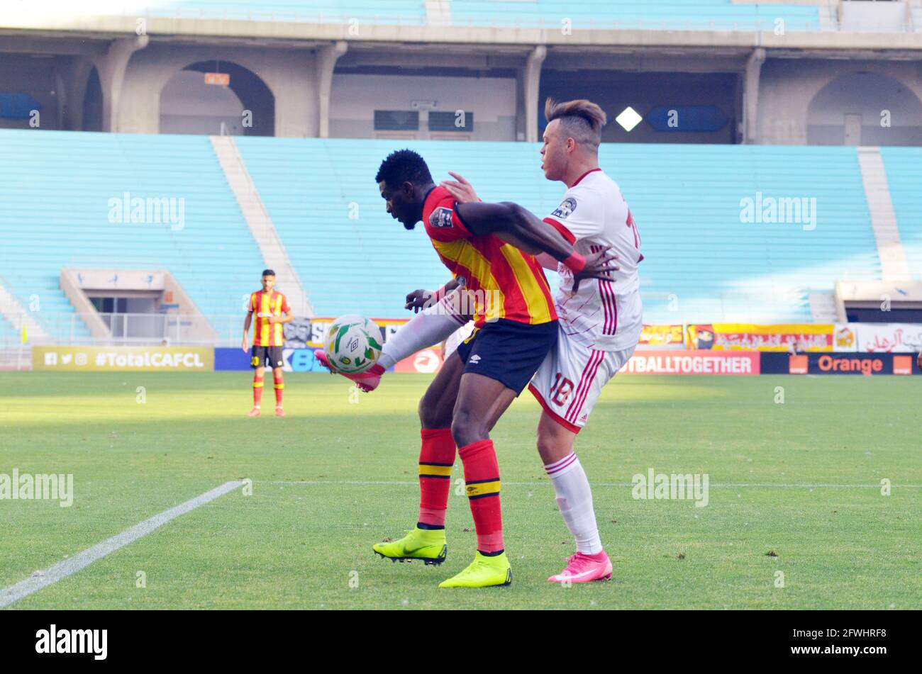 Rades, Tunis, Tunisie. 22 mai 2021. Joueur Basit Abdul Khalid(L)est en action lors du quart de finale de la Ligue des champions d'Afrique entre Esperance Sportive de Tunis (est) et CR Belouizdad d'Algérie aux stades de Rades photo: Yassine Mahjoub. Credit: Chokri Mahjoub/ZUMA Wire/Alay Live News Banque D'Images