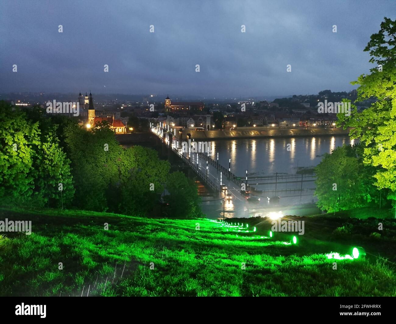 Ville de Kaunas (Lituanie) panorama d'Aleksotas à la vieille ville à nuit d'été pluvieux Banque D'Images