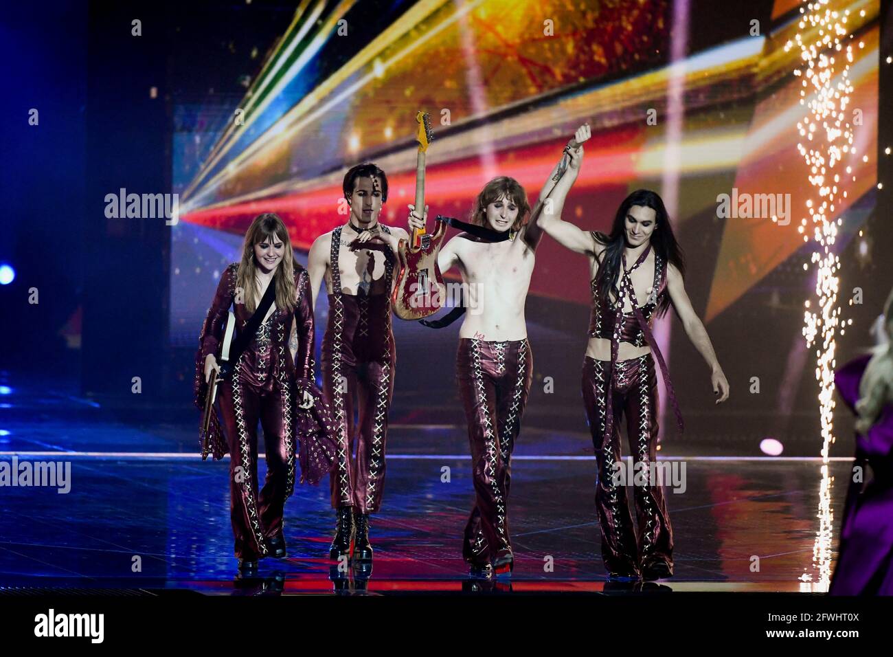 Maneskin, d'Italie, apparaît sur scène après avoir ...