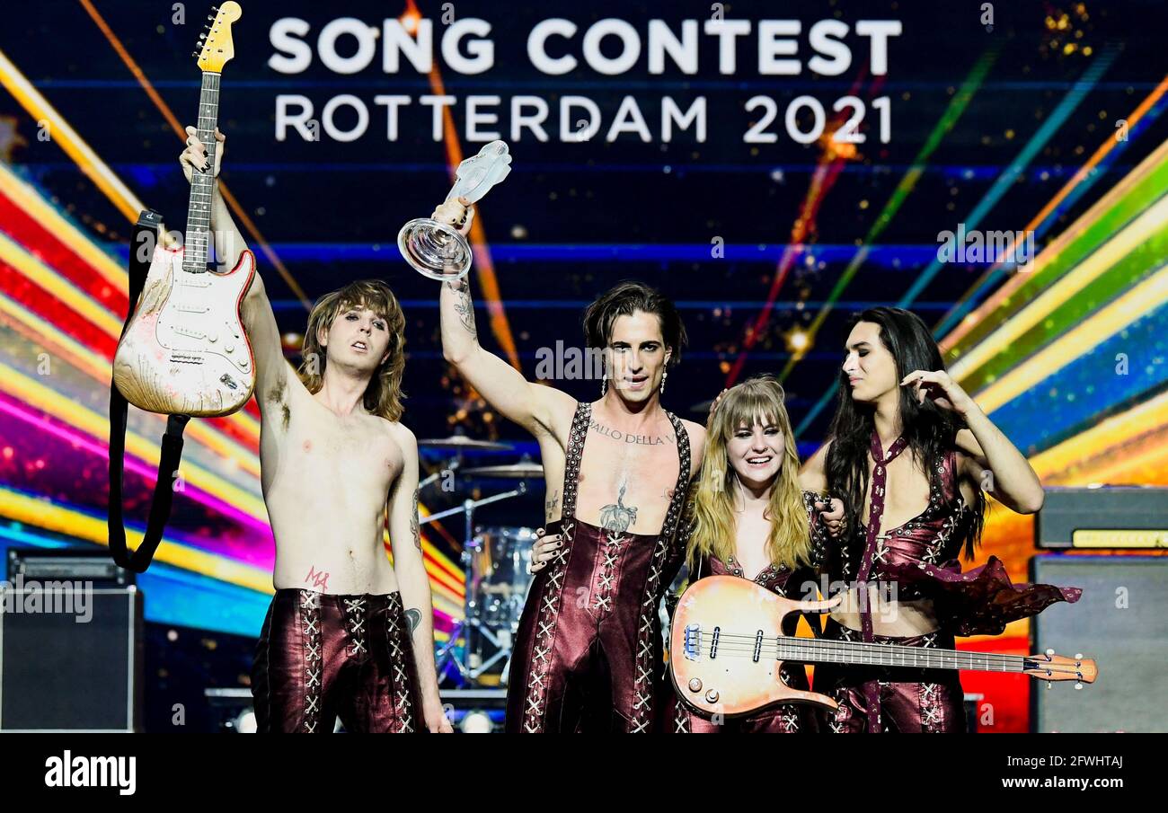 Maneskin, d'Italie, apparaît sur scène après avoir ...