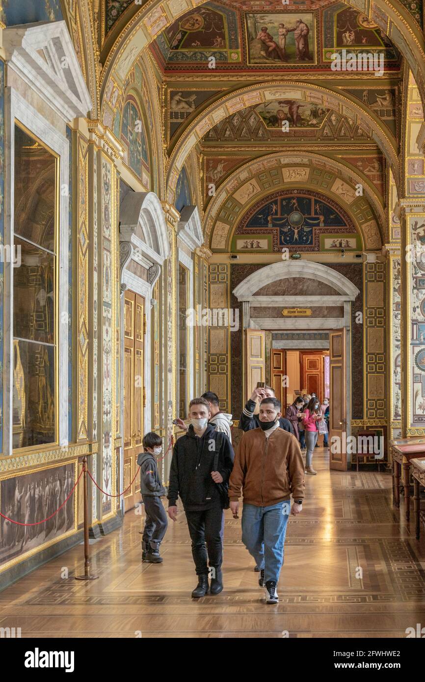 Visiteurs portant des masques à Raphael-loggias créés par l'architecte Giacomo Quarenghi dans les années 1780, Musée de l'Ermitage, Saint-Pétersbourg, Russie Banque D'Images