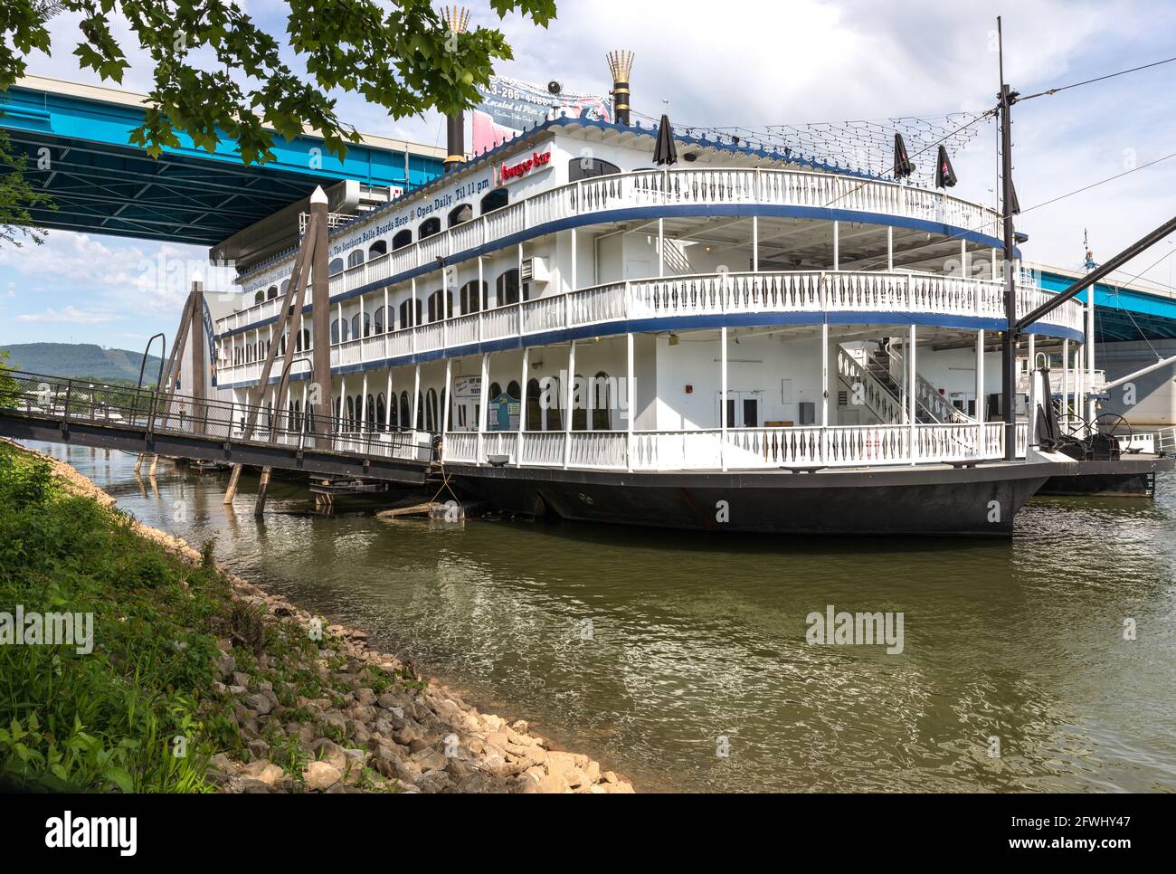 CHATTANOOGA, TN, USA-9 MAI 2021 : le bateau à aubes Southern Belle, amarré au Riverwalk. Banque D'Images