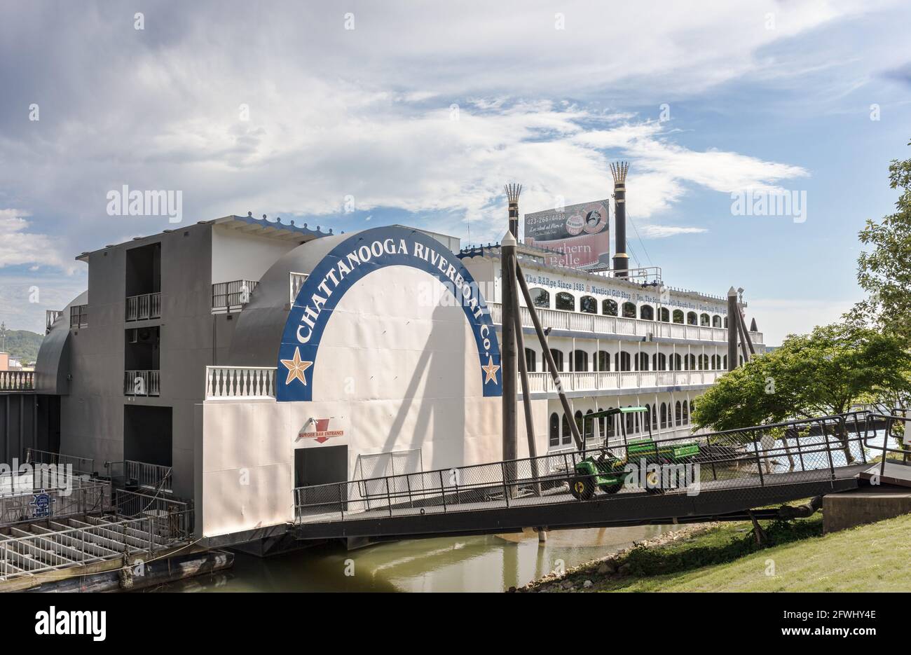 CHATTANOOGA, TN, USA-9 MAI 2021: Vue arrière du bateau à aubes 'sud Belle' amarré, exploité par la Chattanooga Riverboat Co., tel que vu sur le peint Banque D'Images