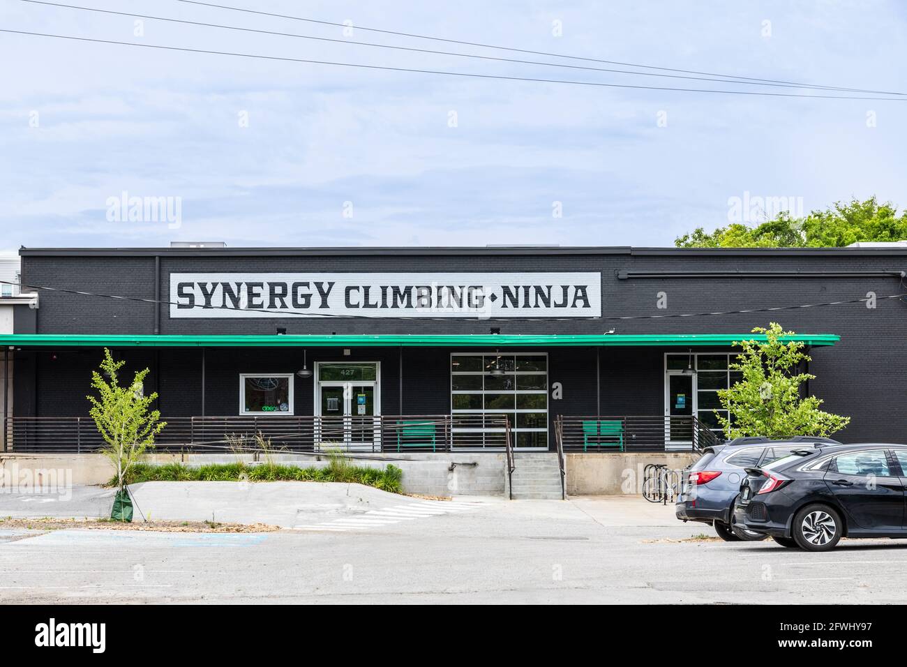 CHATTANOOGA, TN, USA-9 MAI 2021 : façade extérieure du bâtiment Synergy Climbing-Ninja. Mur d'escalade, entraînement, coaching et conseils. Banque D'Images