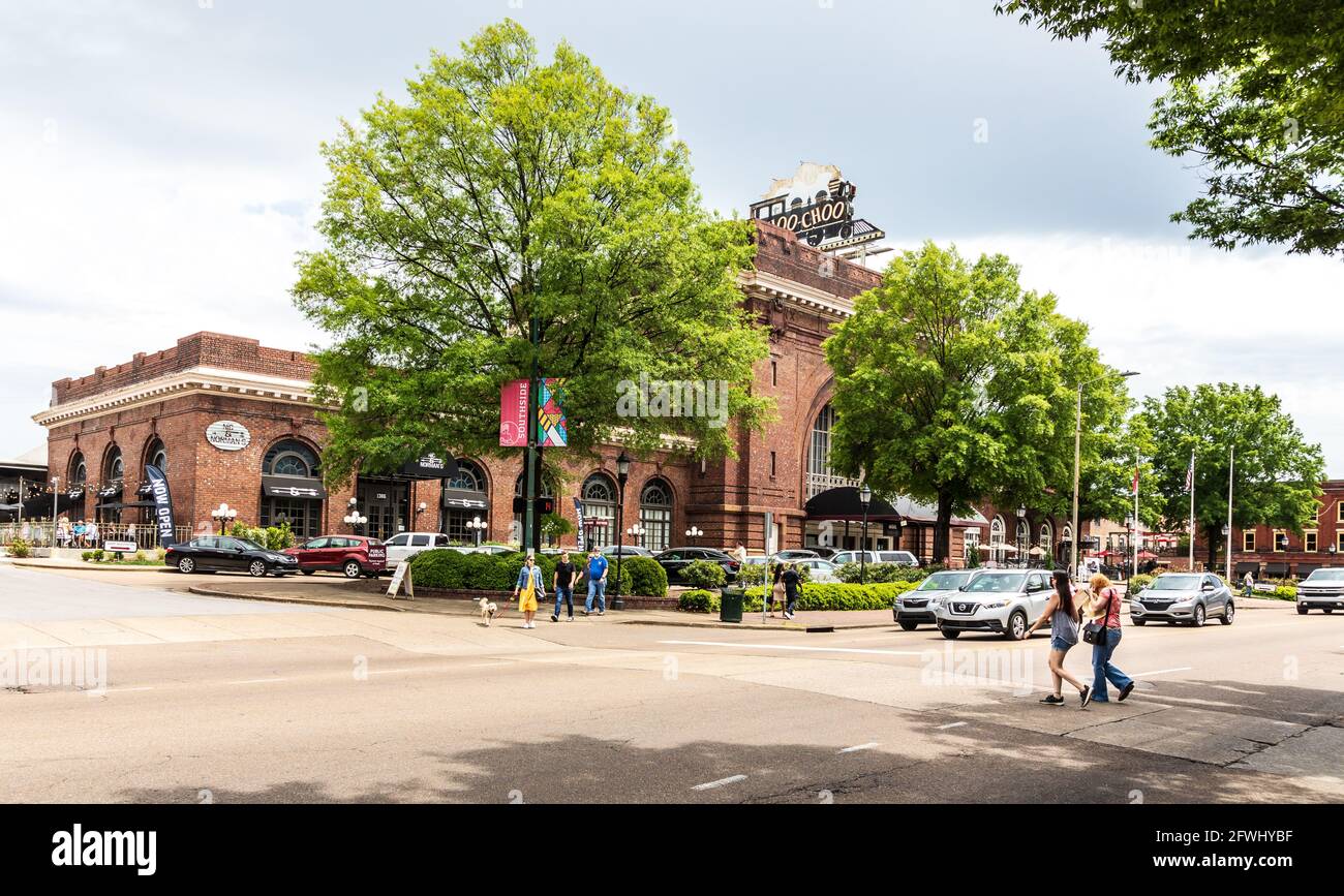 CHATTANOOGA, TN, USA-9 MAI 2021 : image de Chattanooga Choo Hotel depuis le côté gauche, montrant l'aile gauche avec le restaurant NIC & Norman's. Plusieurs peo Banque D'Images