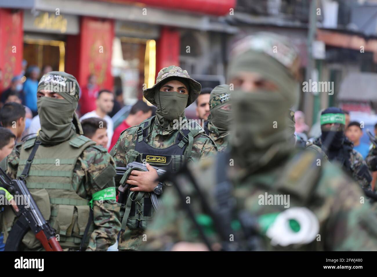 Gaza, Palestine. 22 mai 2021. Les combattants des brigades d'Ezz al-DIN Al-Qassam, l'aile militaire du Hamas, mars pour saluer le commandant d'Al Qassam, Basim Issa, dans la ville de Gaza. Les Gazaouis ont tenté de redorer leur vie après un conflit dévastateur de 11 jours avec Israël qui a tué plus de 200 personnes et fait des milliers de sans-abri dans l'enclave palestinienne appauvrie. Crédit : SOPA Images Limited/Alamy Live News Banque D'Images