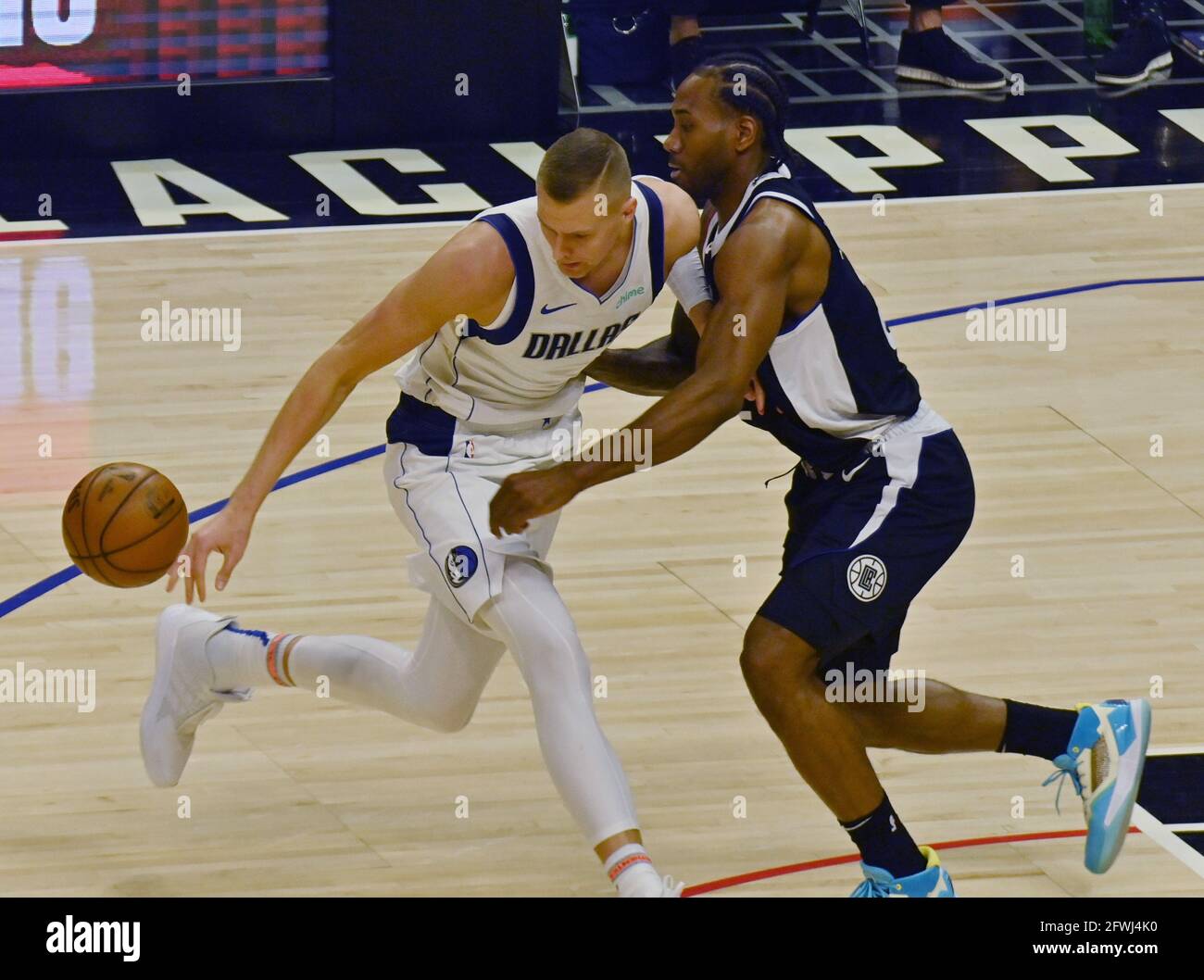 Los Angeles, États-Unis. 22 mai 2021. Kawhi Leonard (2), l'avant de Los Angeles Clippers, fait un roulement tout en défendant Kristaps Porzingis (6), le centre des Dallas Mavericks, lors de la première moitié de leur premier lancement de la série « le meilleur des sept » au Staples Center de Los Angeles, le samedi 22 mai 2021. Les Mavericks ont battu les Clippers 113-103. Photo de Jim Ruymen/UPI crédit: UPI/Alay Live News Banque D'Images