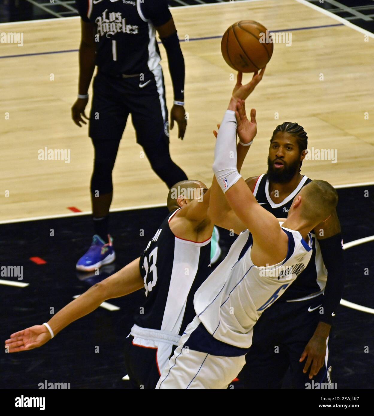 Los Angeles, États-Unis. 22 mai 2021. Nicolas Batum (33), le joueur de Los Angeles Clippers, fouette le centre de Dallas Mavericks Kristaps Porzingis (6) lors de la première moitié de leur première série de playoff au Staples Center de Los Angeles, le samedi 22 mai 2021. Les Mavericks ont battu les Clippers 113-103. Photo de Jim Ruymen/UPI crédit: UPI/Alay Live News Banque D'Images