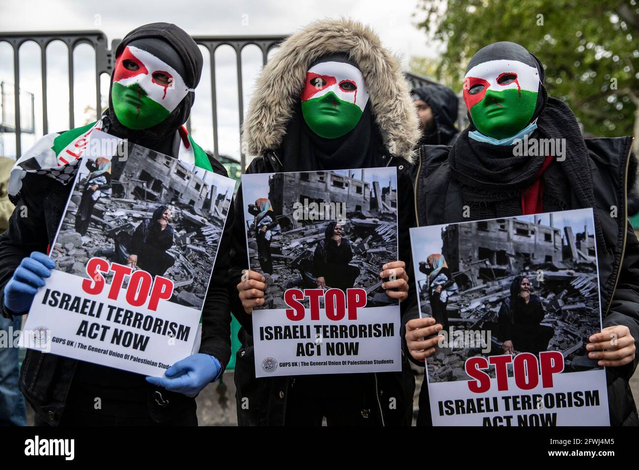 Partisans Arch Trois partisans palestiniens masqués tiennent des pancartes exprimant ...