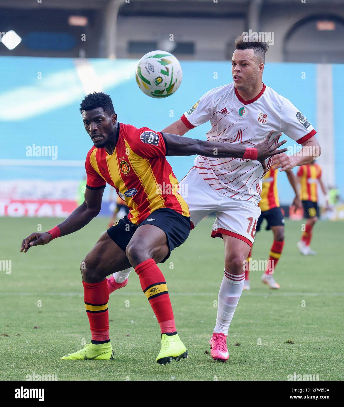 Tunis, Tunisie. 22 mai 2021. Esperance Basit Abdul Khalid, et le joueur de CR Belouizdad Sofien Bouchari en action lors du quart de finale de la Ligue des champions africains entre Esperance Sportive de Tunis (est) et CR Belouizdad d'Algérie aux stades de Rades. (Score final; Esperance sportive 2: 0 CR Belouizdad de l'Algérie) (photo de Jdidi Wassim/SOPA Images/Sipa USA) crédit: SIPA USA/Alay Live News Banque D'Images