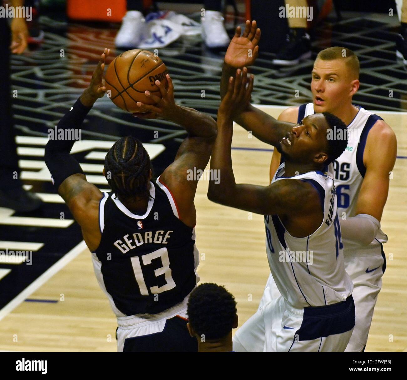 Los Angeles, États-Unis. 23 mai 2021. Paul George (13 ans), le garde des Los Angeles Clippers, fait des prises de vue sur Dorian Finney-Smith (10 ans), l'avant-garde des Dallas Mavericks, lors de la première moitié de leur premier lancement de la série « le meilleur des sept » au Staples Center de Los Angeles, le samedi 22 mai 2021. Les Mavericks ont battu les Clippers 113-103. Photo de Jim Ruymen/UPI crédit: UPI/Alay Live News Banque D'Images