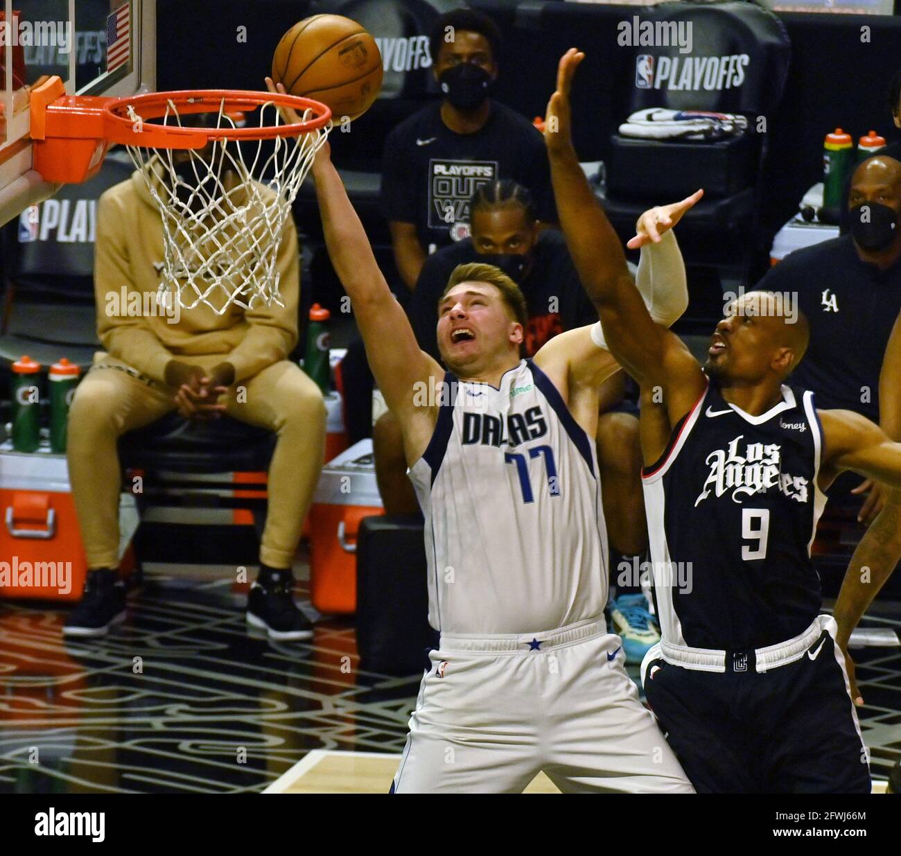 Los Angeles, États-Unis. 23 mai 2021. Luka Doncic, garde de Dallas Maverick (77), s'est mis à fouiller le centre des Clippers de Los Angeles Serge Ibaka (9) lors de la deuxième moitié de leur premier joueur de la série « le meilleur des sept » au Staples Center de Los Angeles, le samedi 22 mai 2021. Les Mavericks ont battu les Clippers 113-103. Photo de Jim Ruymen/UPI crédit: UPI/Alay Live News Banque D'Images