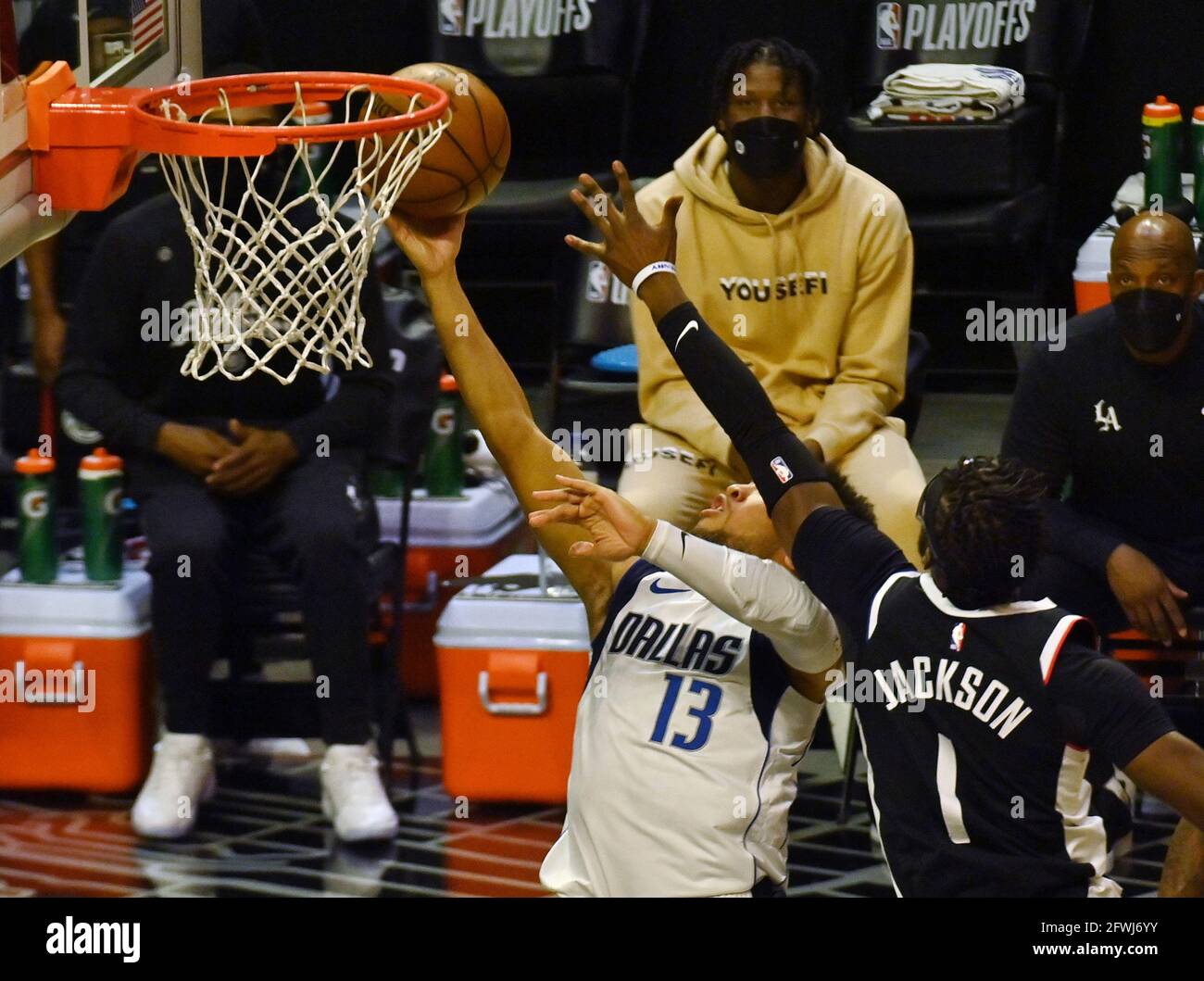 Los Angeles, États-Unis. 23 mai 2021. Le garde de Dallas Maverick, Jalen Brunson (13), marque Reggie Jackson, garde des Clippers de Los Angeles (1), au cours de la deuxième moitié de leur première série de playoff au Staples Center de Los Angeles, le samedi 22 mai 2021. Les Mavericks ont battu les Clippers 113-103. Photo de Jim Ruymen/UPI crédit: UPI/Alay Live News Banque D'Images