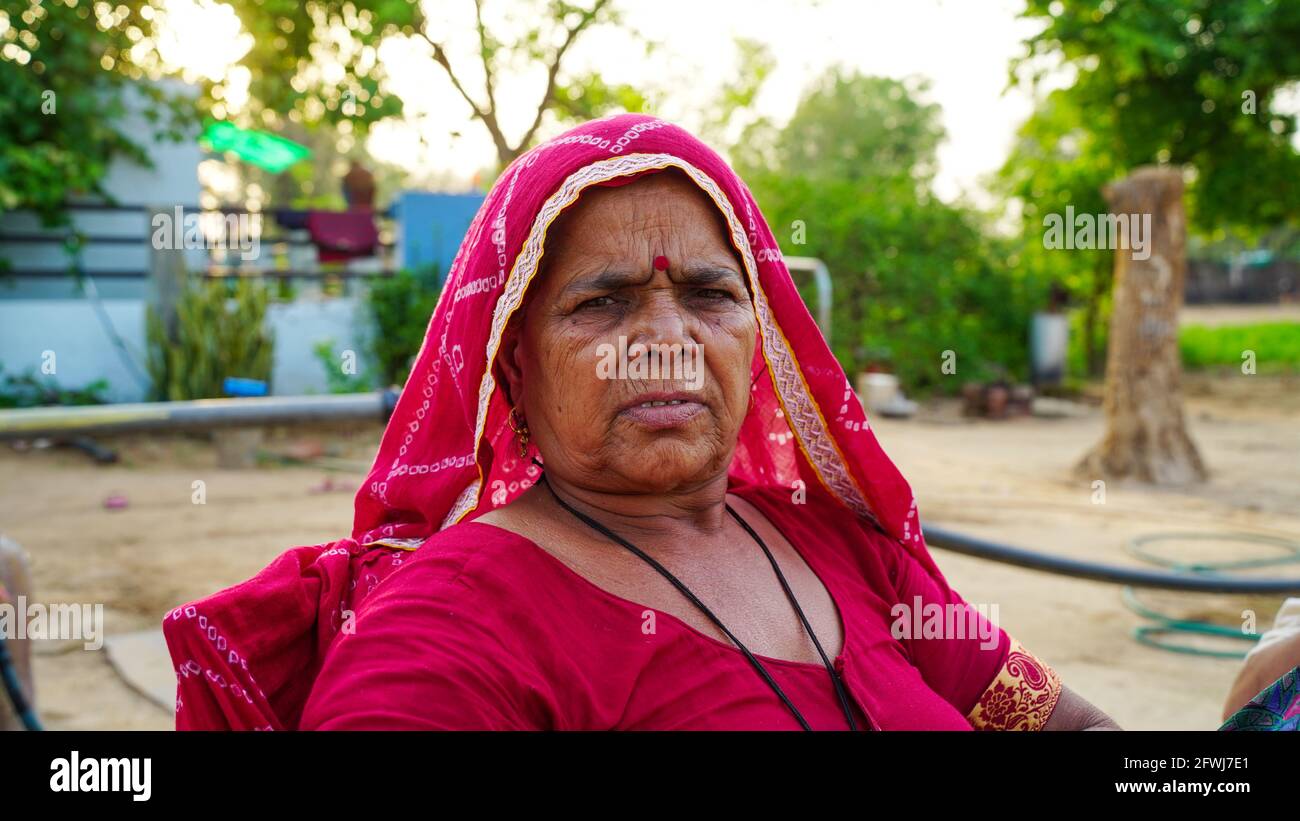 Gros plan d'une femme indienne rajasthani. Femme tribale indienne relaxante avec son curban traditionnel et son habillage Banque D'Images