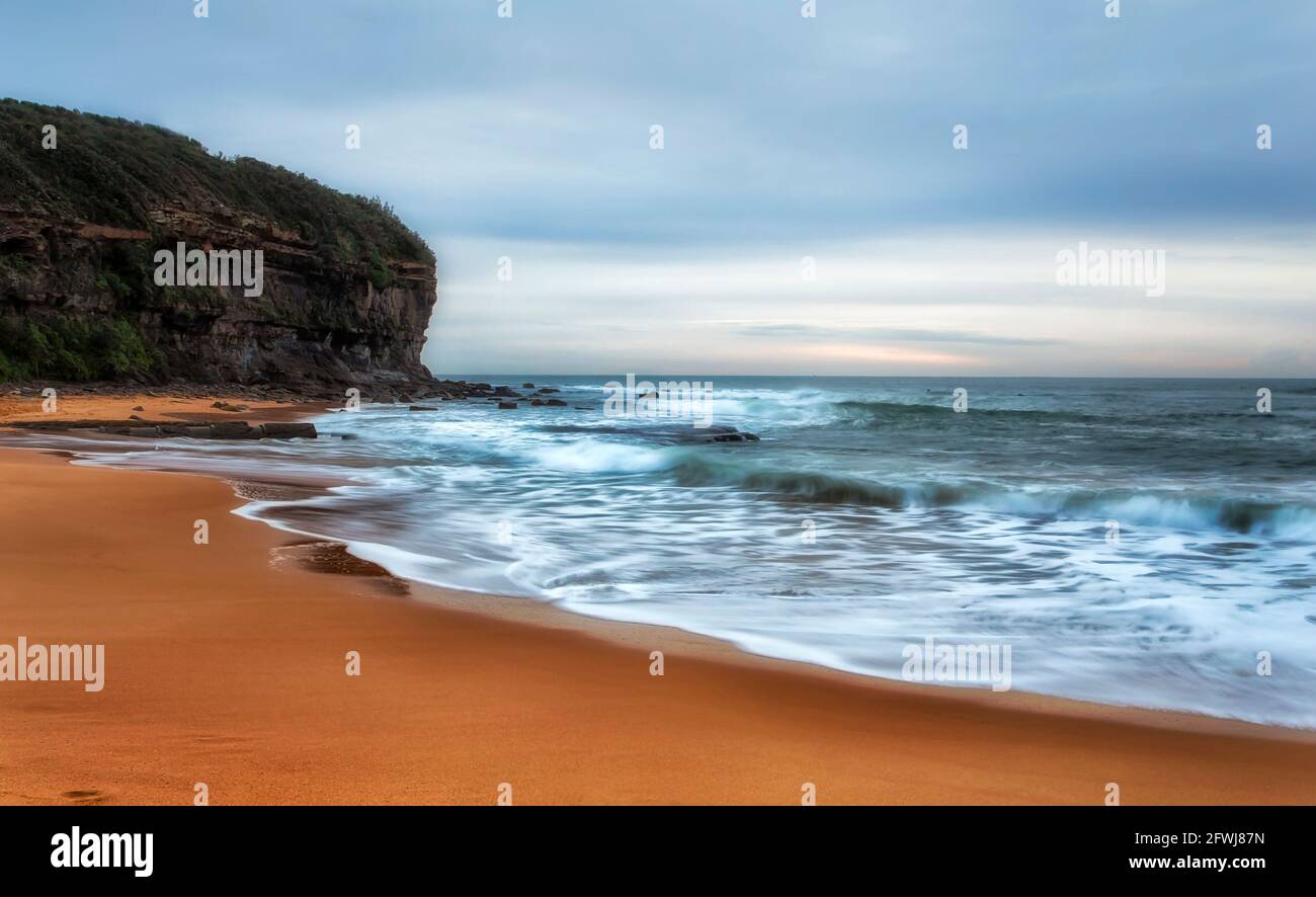 Promontoire en grès élevé sur la plage de Mona Vale et Basin des plages du nord de Sydney - paysage marin au lever du soleil. Banque D'Images