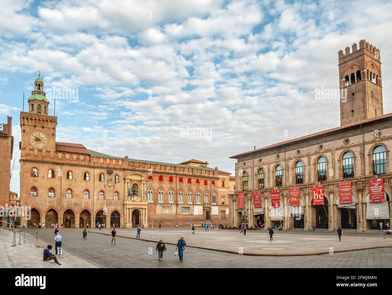 Piazza Maggiore dans la vieille ville historique de Bologne, Émilie-Romagne, Italie Banque D'Images