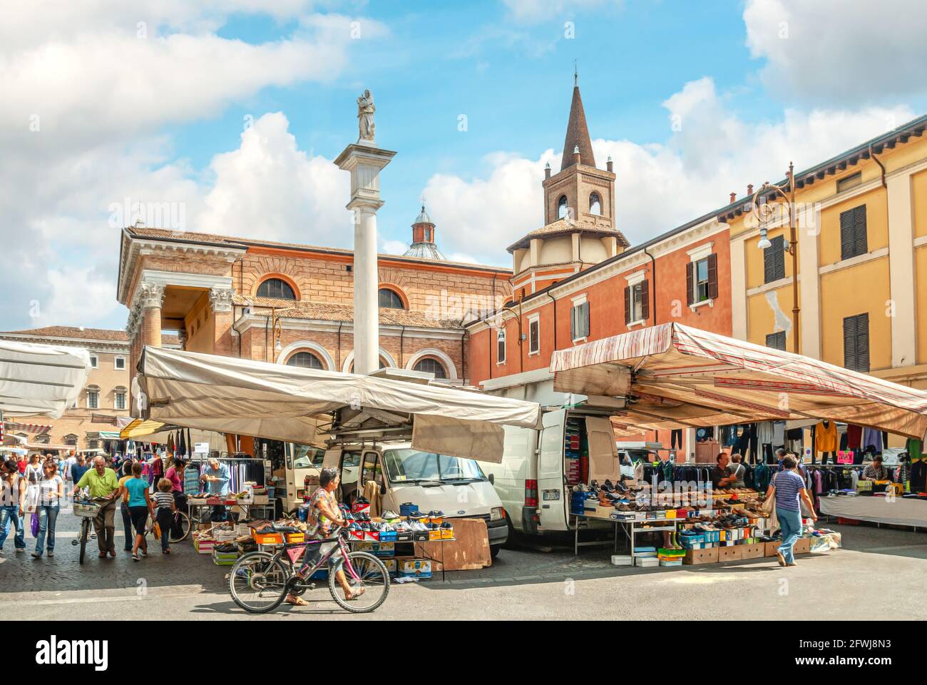 Place du marché animé dans le centre-ville de Forli, Emilia Romagna, Italie. Banque D'Images