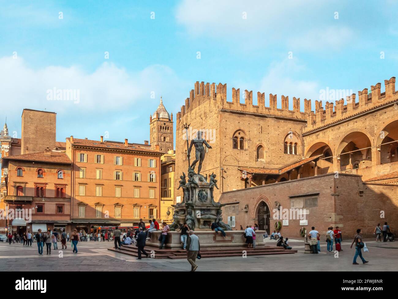 Piazza Maggiore dans la vieille ville historique de Bologne, Émilie-Romagne, Italie Banque D'Images