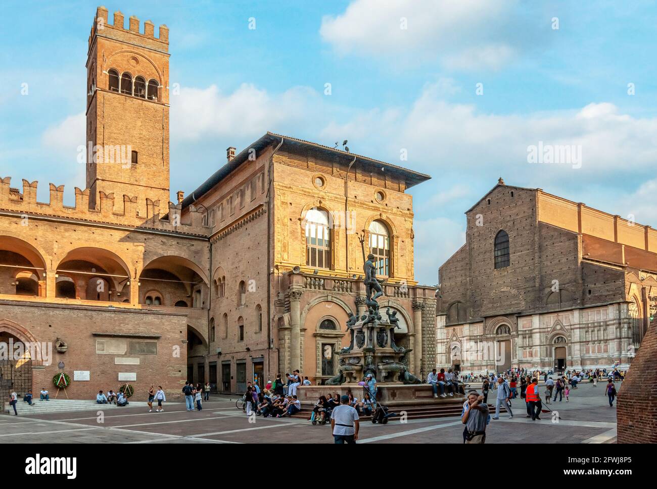 Piazza Maggiore dans la vieille ville historique de Bologne, Émilie-Romagne, Italie Banque D'Images