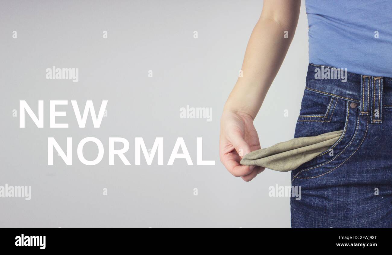 Gros plan Jeune femme adulte en Jean montrant une poche vide Avec inscription NEW NORMAL Banque D'Images