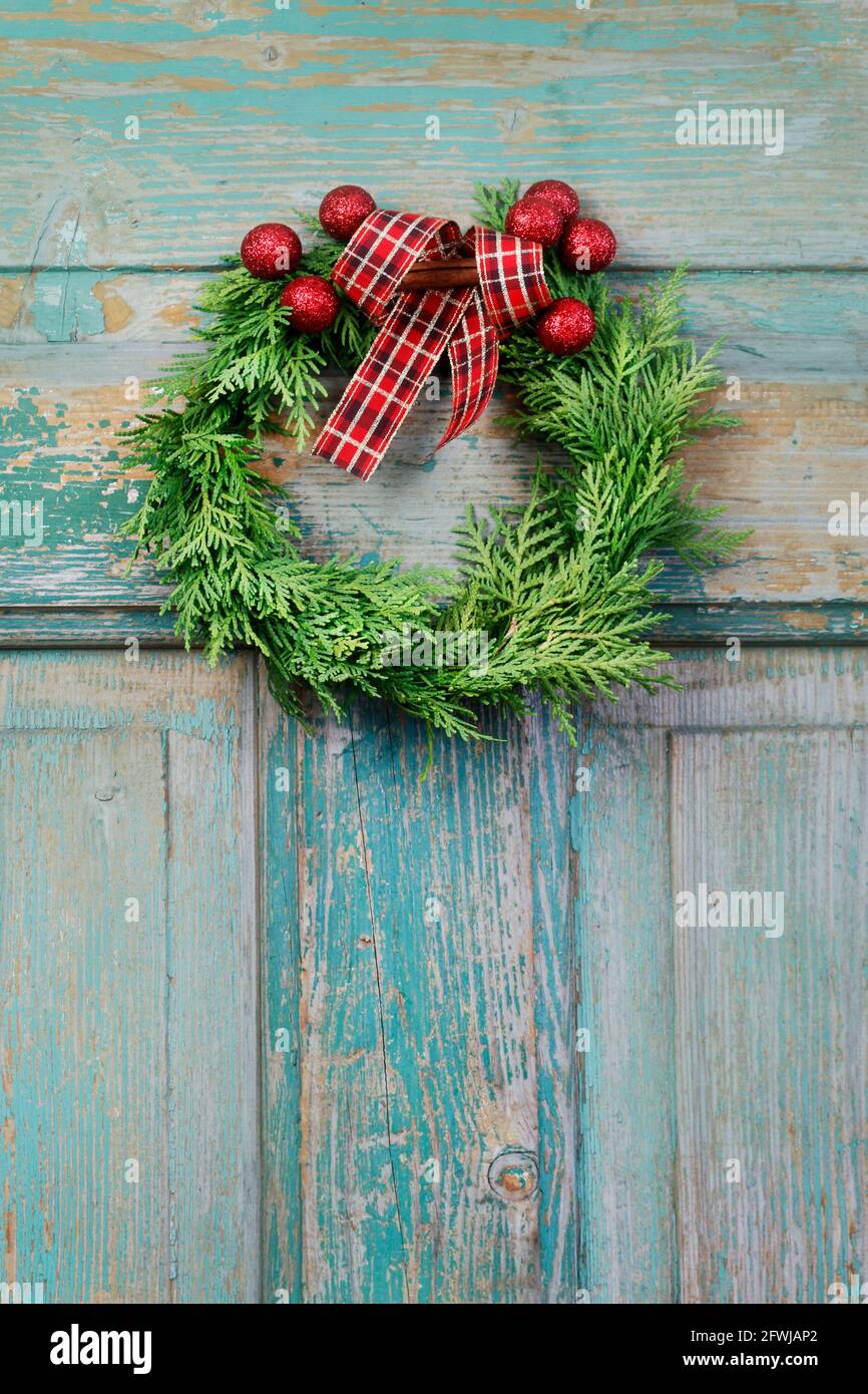 Fleuriste au travail: Comment faire des couronnes de porte de noël traditionnelles avec des brindilles de thuja. Étape par étape, tutoriel. Banque D'Images