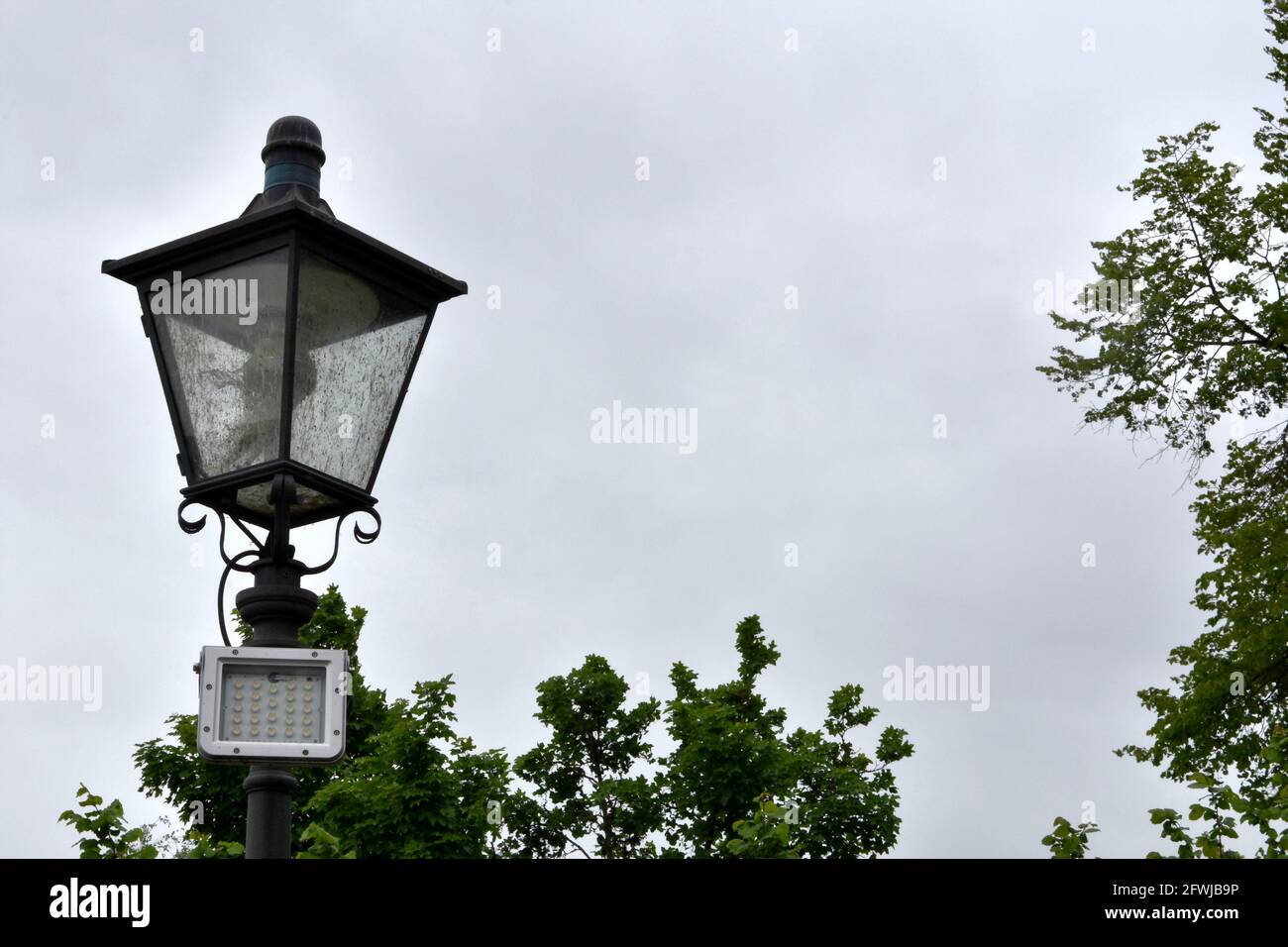 Lanterne de rue historique et réflecteur à diodes LED pour l'éclairage des lieux publics. Banque D'Images