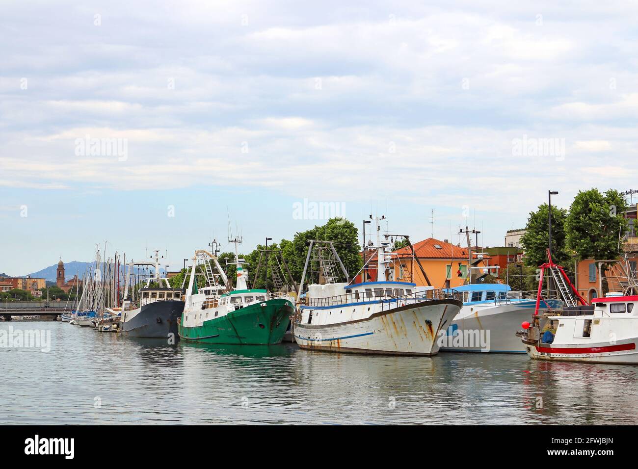 Bateaux de pêche sur le Porto Canale Rimini Italie Banque D'Images