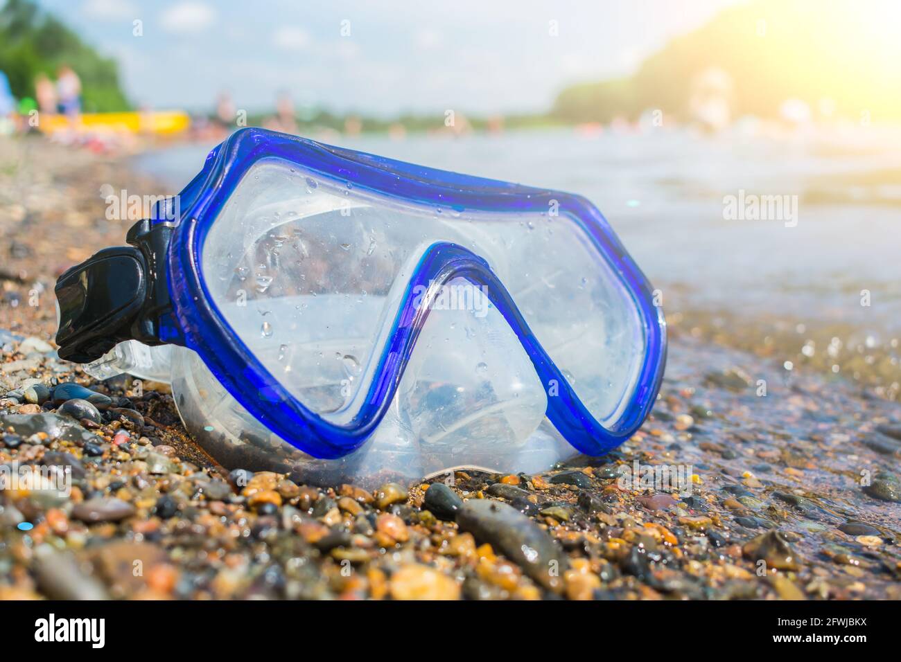 Masque de natation se trouve sur la plage près de l'eau Banque D'Images