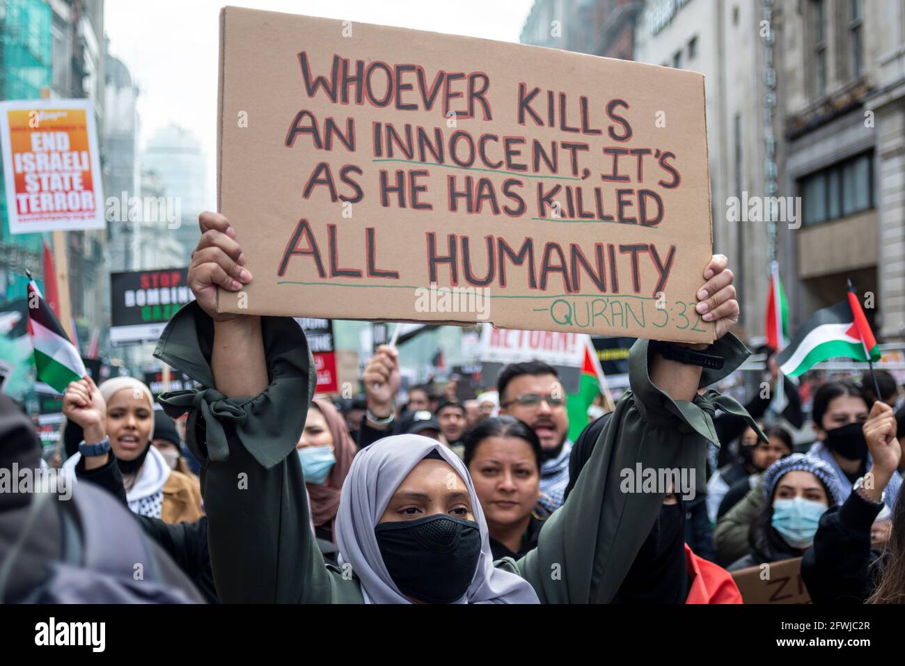 Manifestant A National Demonstration For Palestine Free Palestine Londres Royaume Uni Femelle Avec Etiquette Citation De Quran Celui Qui Tue Un Innocent Photo Stock Alamy