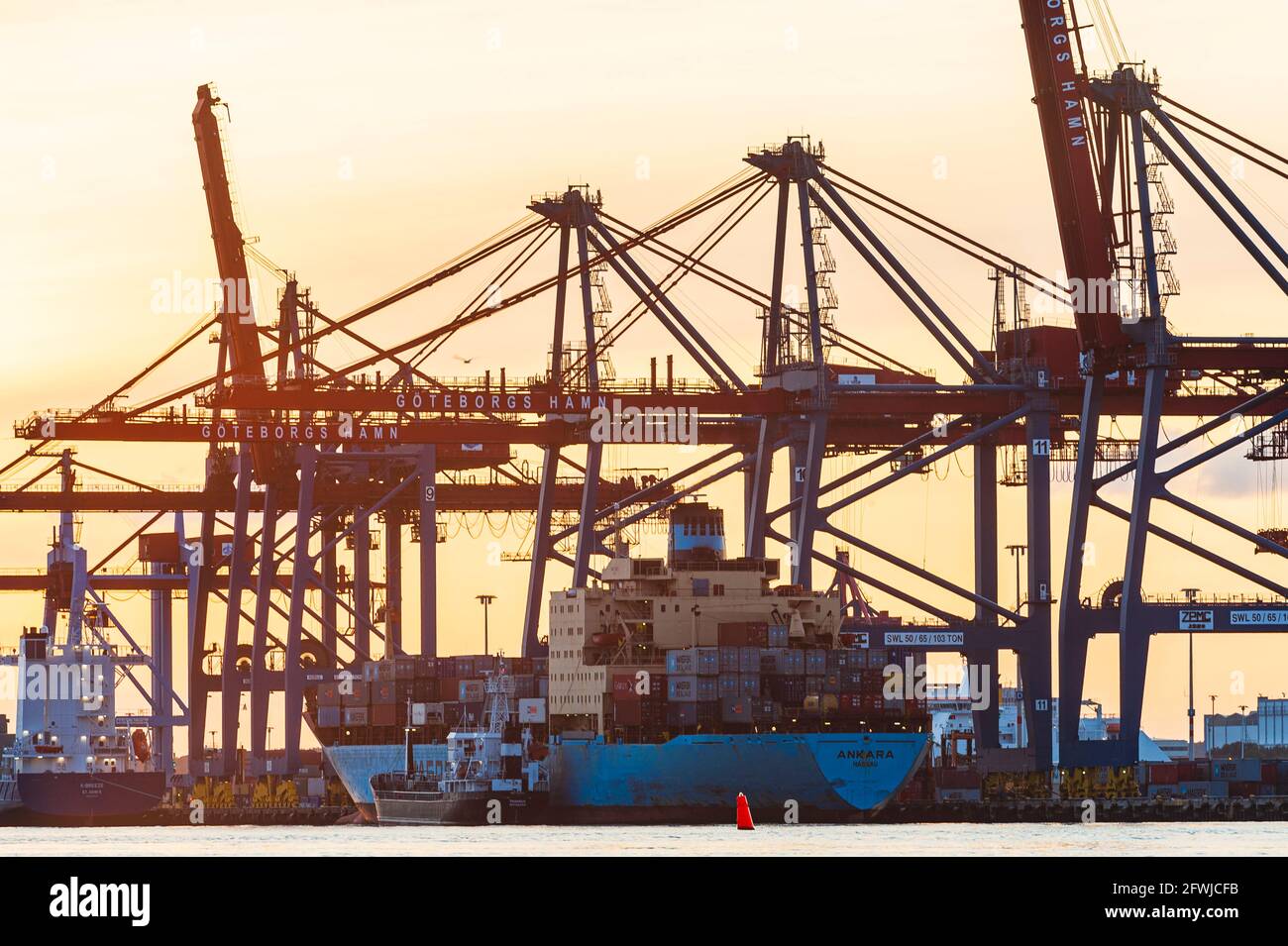 GÖTEBORG, SUÈDE - 4 SEPTEMBRE 2009 : grues et navires avec conteneurs Banque D'Images