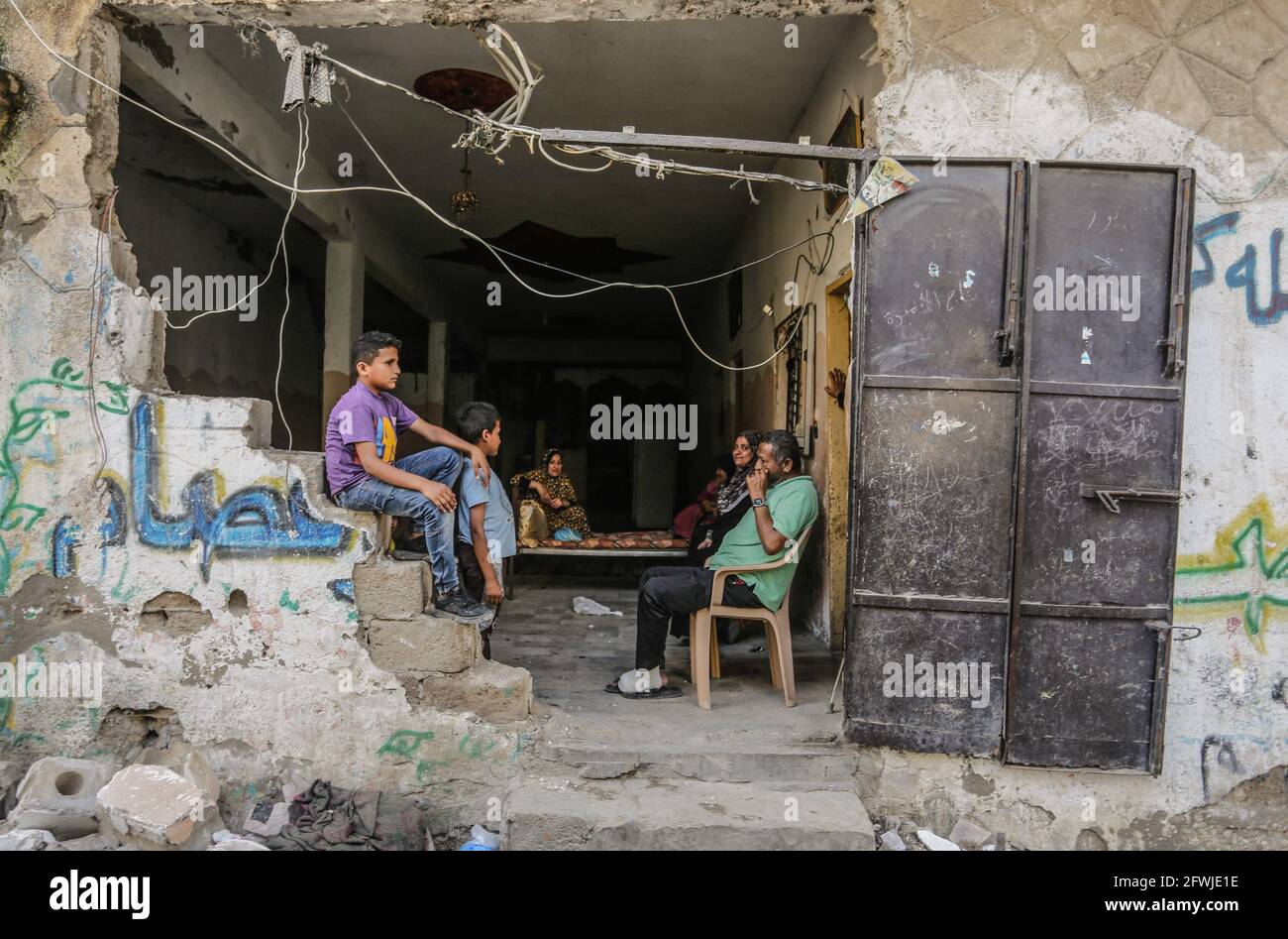 Les Palestiniens s'assoient parmi les décombres de leurs maisons détruites après le cessez-le-feu entre Israël et les militants de Gaza dans la ville de Beit Hanoun, dans le nord de la bande de Gaza. Après 11 jours de combats, le cessez-le-feu est entré en vigueur entre Israël et les militants de la bande de Gaza, sous la supervision d'une initiative égyptienne visant à mettre fin à un incendie inconditionnel. Selon le Ministère palestinien de la santé, au moins 232 Palestiniens ont été tués lors de l'attaque israélienne, tandis qu'au moins 12 Israélites ont été tués lors d'attaques à la roquette en provenance de Gaza. (Photo de Mahmoud Issa/SOPA Images/Sipa USA) Banque D'Images