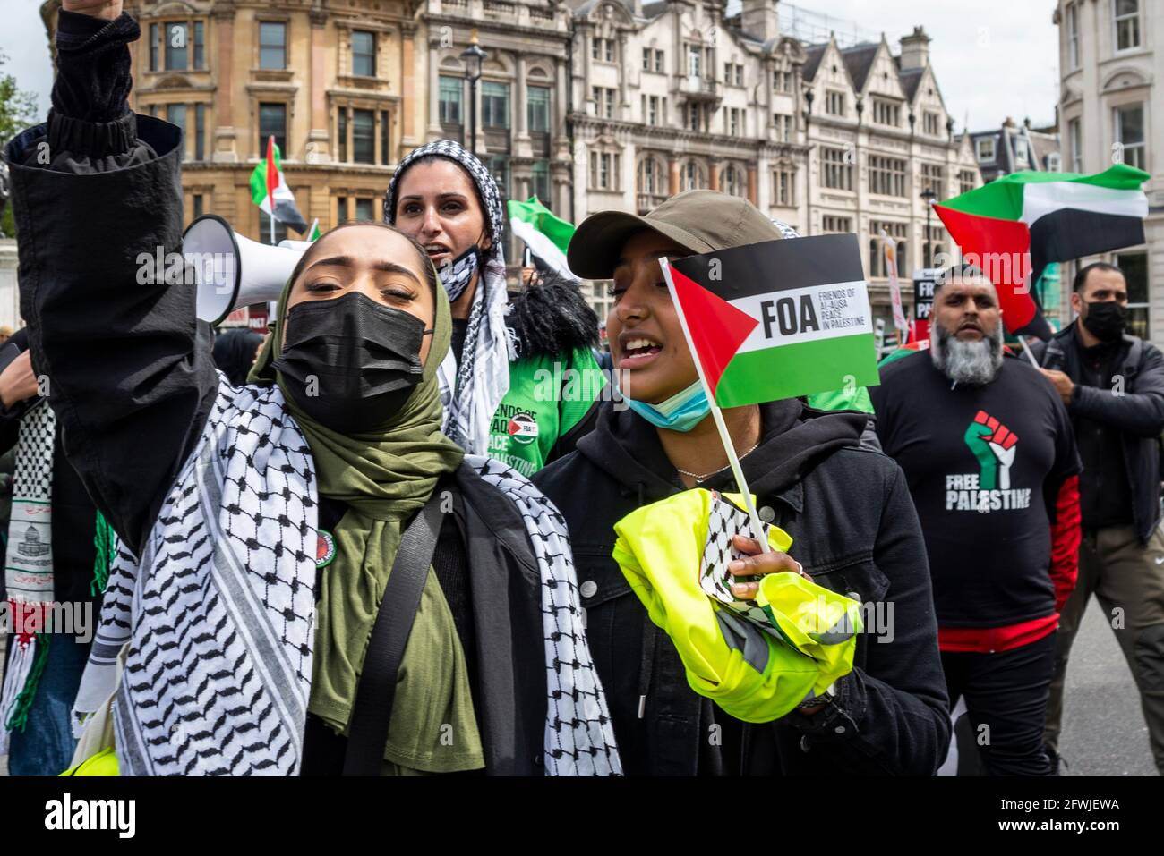 Manifestant à National Demonstration for Palestine, Free Palestine, Londres, Royaume-Uni. Femmes palestiniennes avec drapeaux et masques. Marche en signe de protestation Banque D'Images