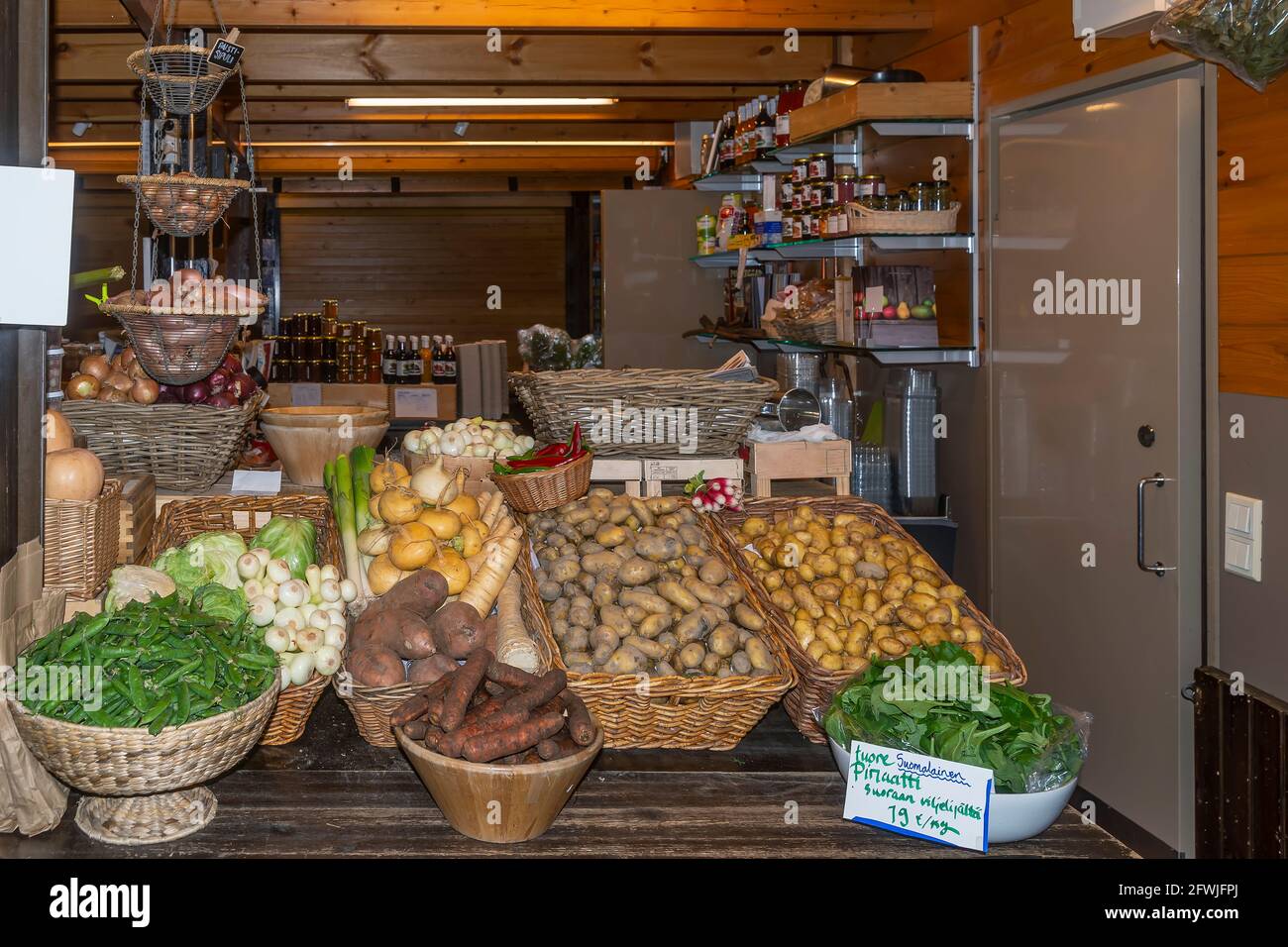 Une cabine typique de légumes frais et de produits alimentaires locaux dans un marché intérieur dans le centre d'Helsinki, en Finlande Banque D'Images