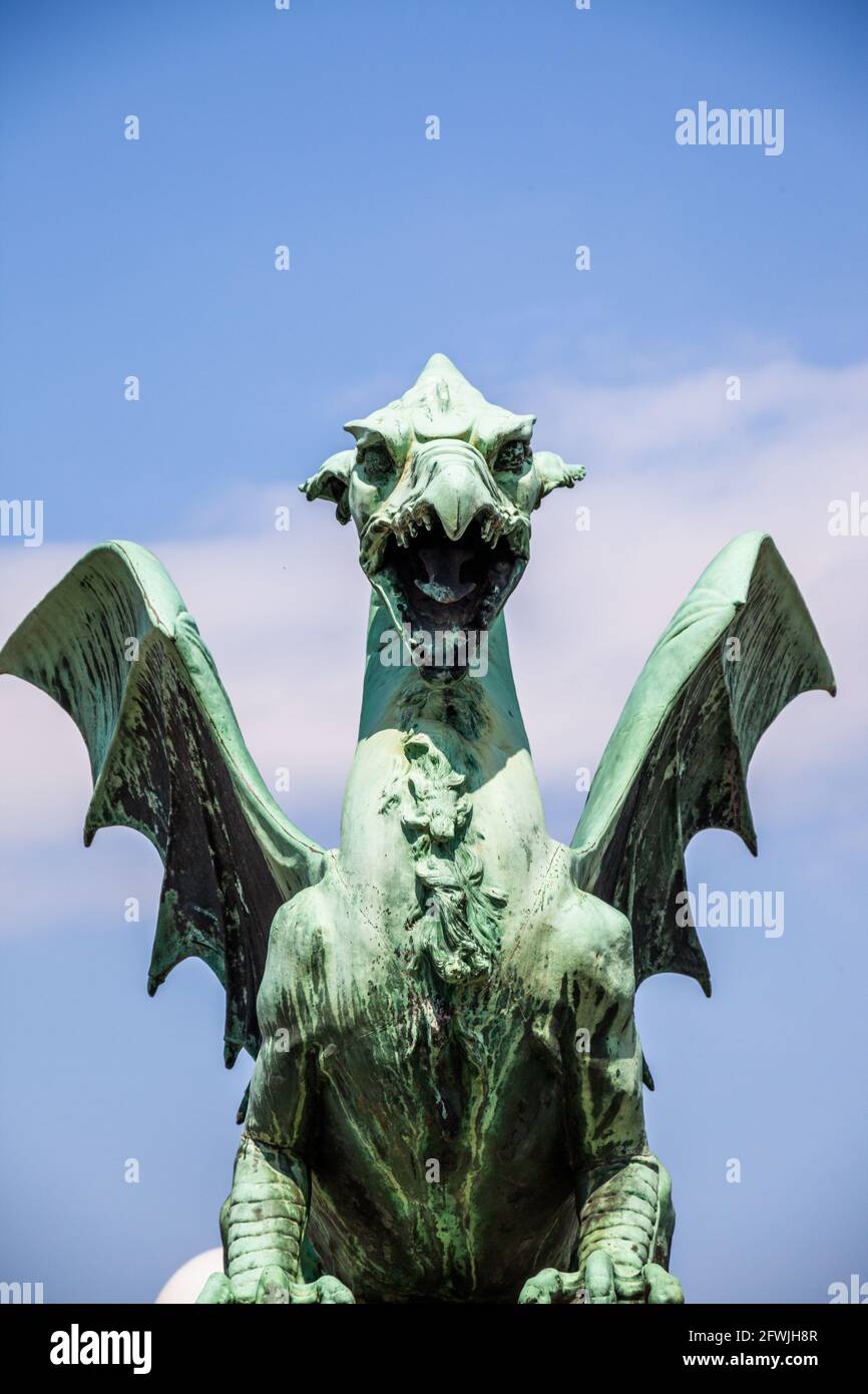 Statue en bronze du légendaire dragon de Ljubljana, qui garde le pont du dragon qui traverse la rivière Ljubljana. Ljubljana, Slovénie Banque D'Images