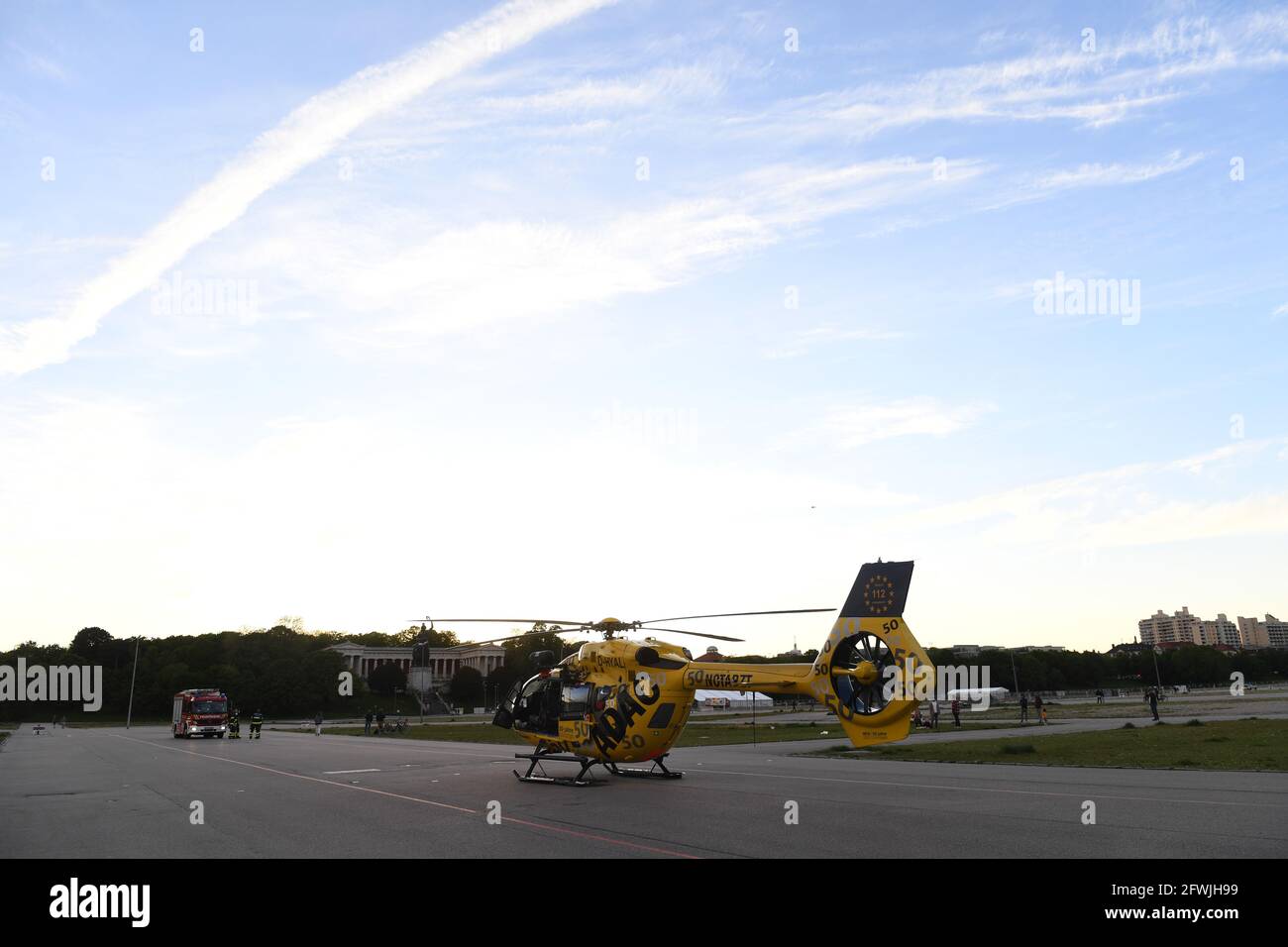 Munich, Allemagne. 22 mai 2021. Un hélicoptère de sauvetage ADAC Luftrettung est stationné sur la Theresienwiese. La grande zone ouverte de la capitale de l'État est bien adaptée comme un site d'atterrissage, qui est sécurisé par les pompiers et la police. Credit: Felix Hörhager/dpa/Alay Live News Banque D'Images
