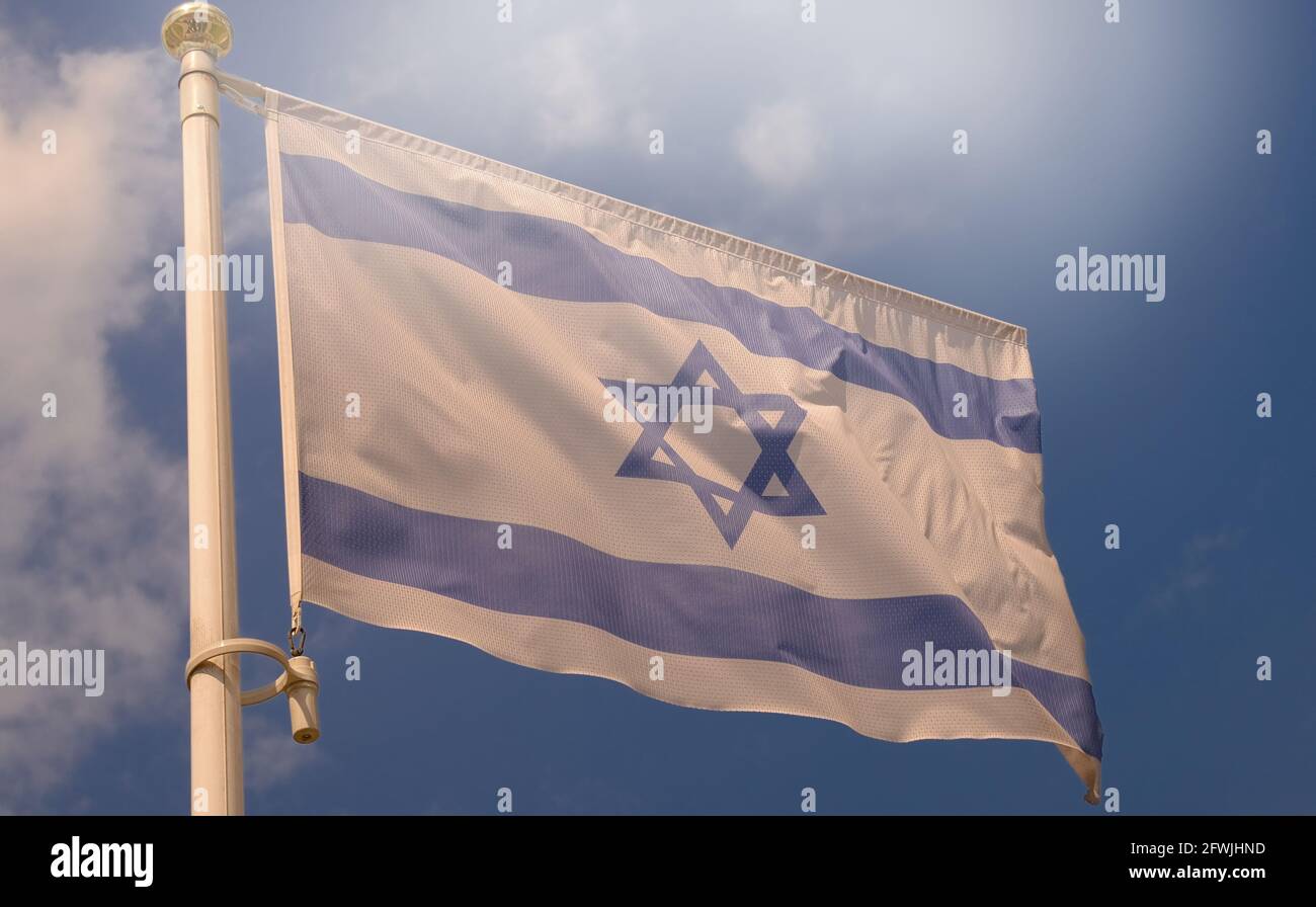 Vue à angle bas du drapeau national d'israël avec étoile de david contre le ciel bleu Banque D'Images